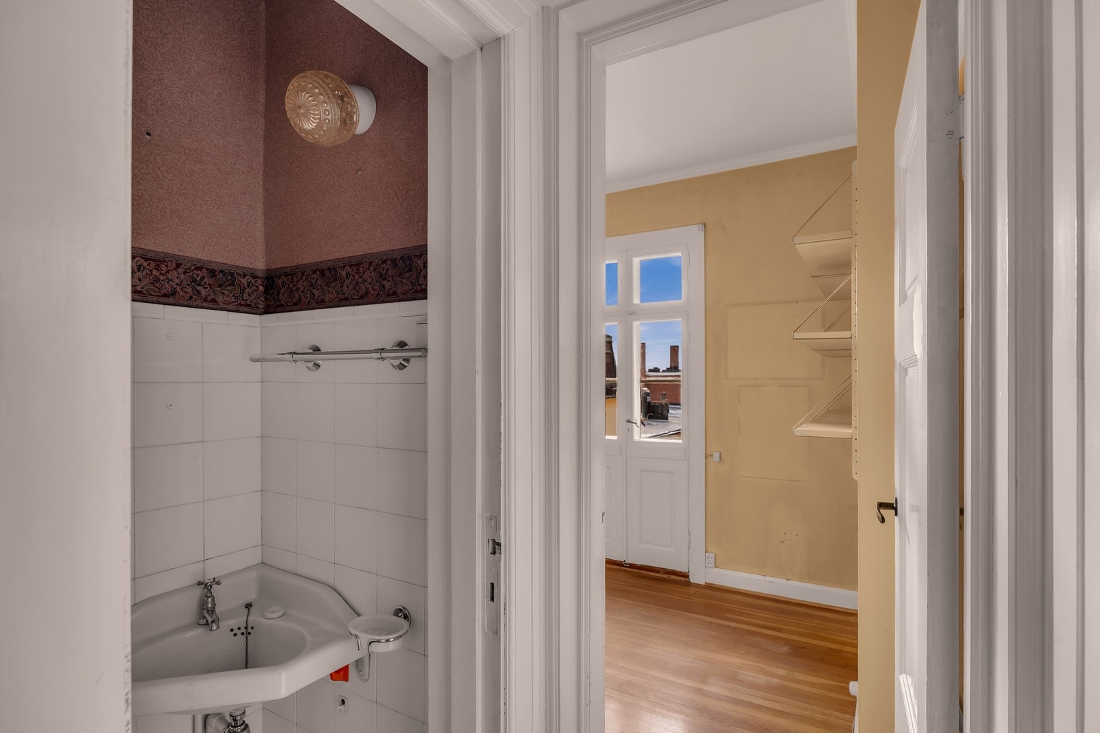 Separat toalett med servant med adkomst fra entreen. Galleribilde