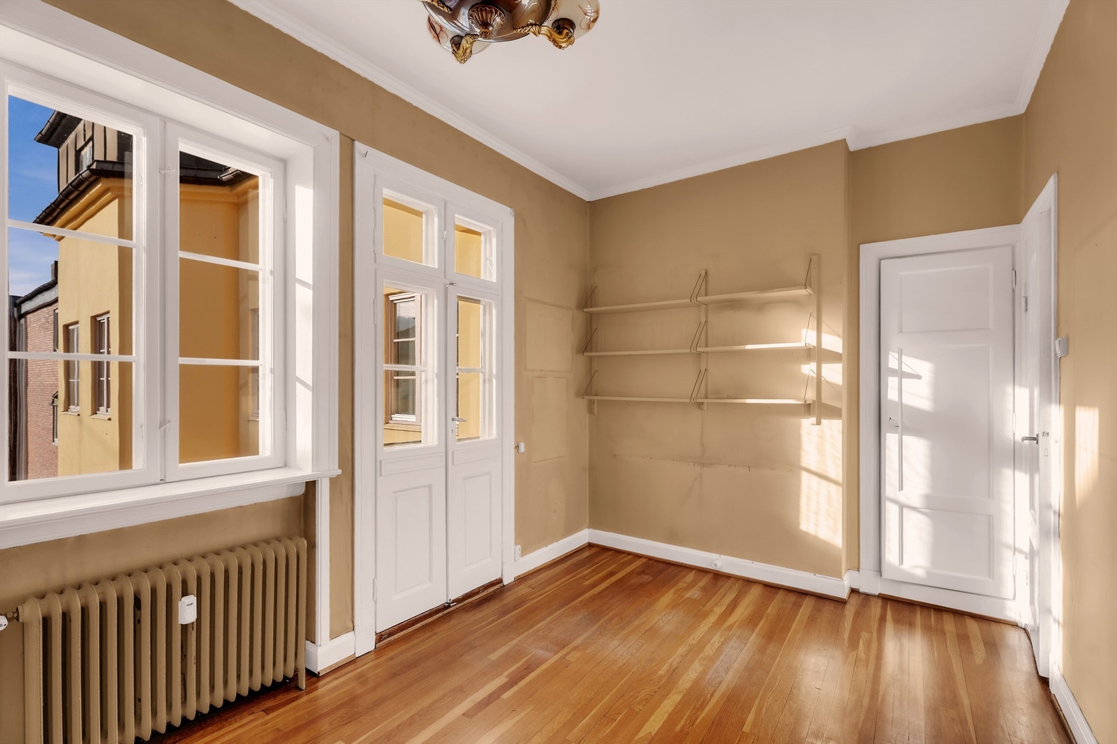 Soverom tre vender ut mot bakgård og har utgang til leilighetens andre balkong. Galleribilde