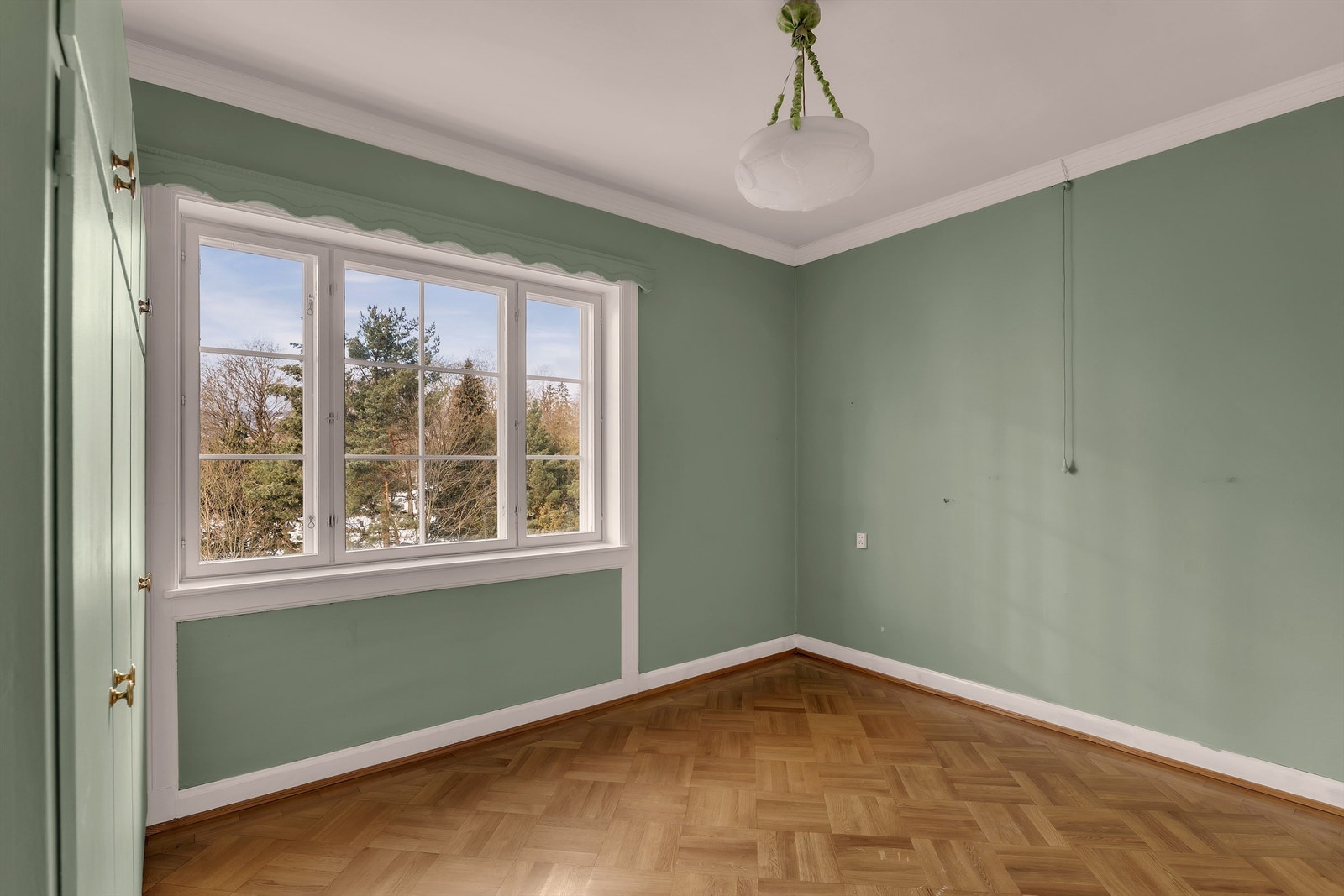 Store vindusflater kombinert med takhøyde på rundt 2,80 meter gir en luftig og behagelig atmosfære. Galleribilde