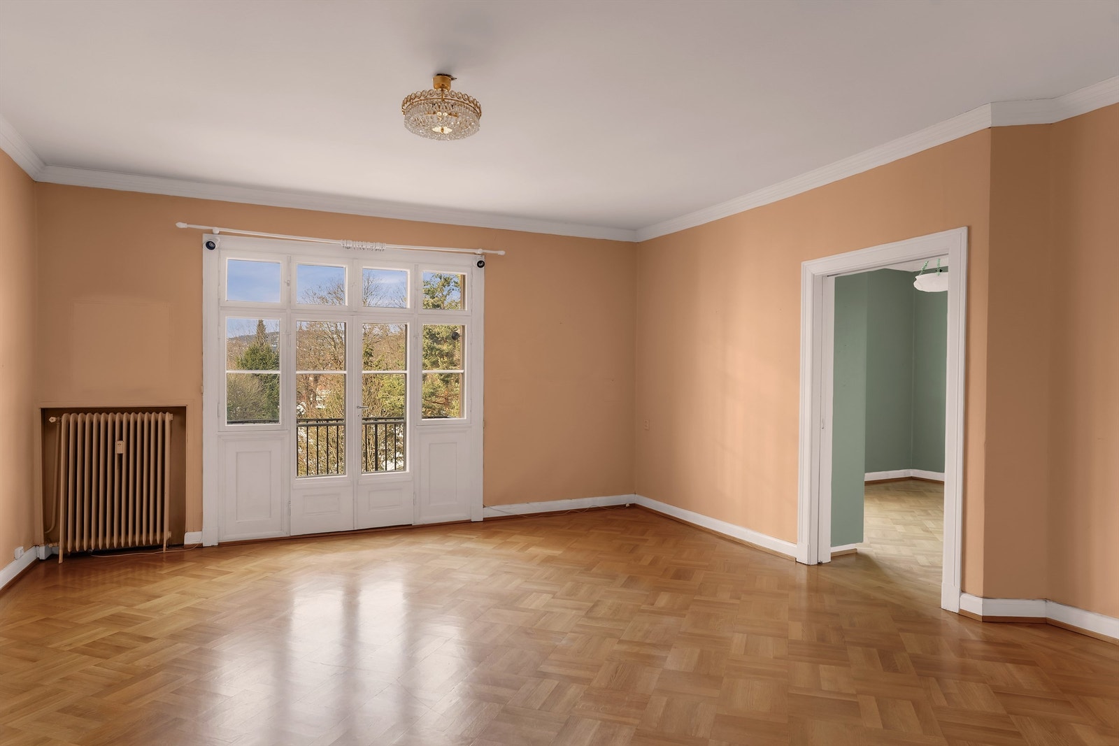 Elegant stue med generøs takhøyde og rikelig med dagslys. Flott original parkett på gulvet. Galleribilde