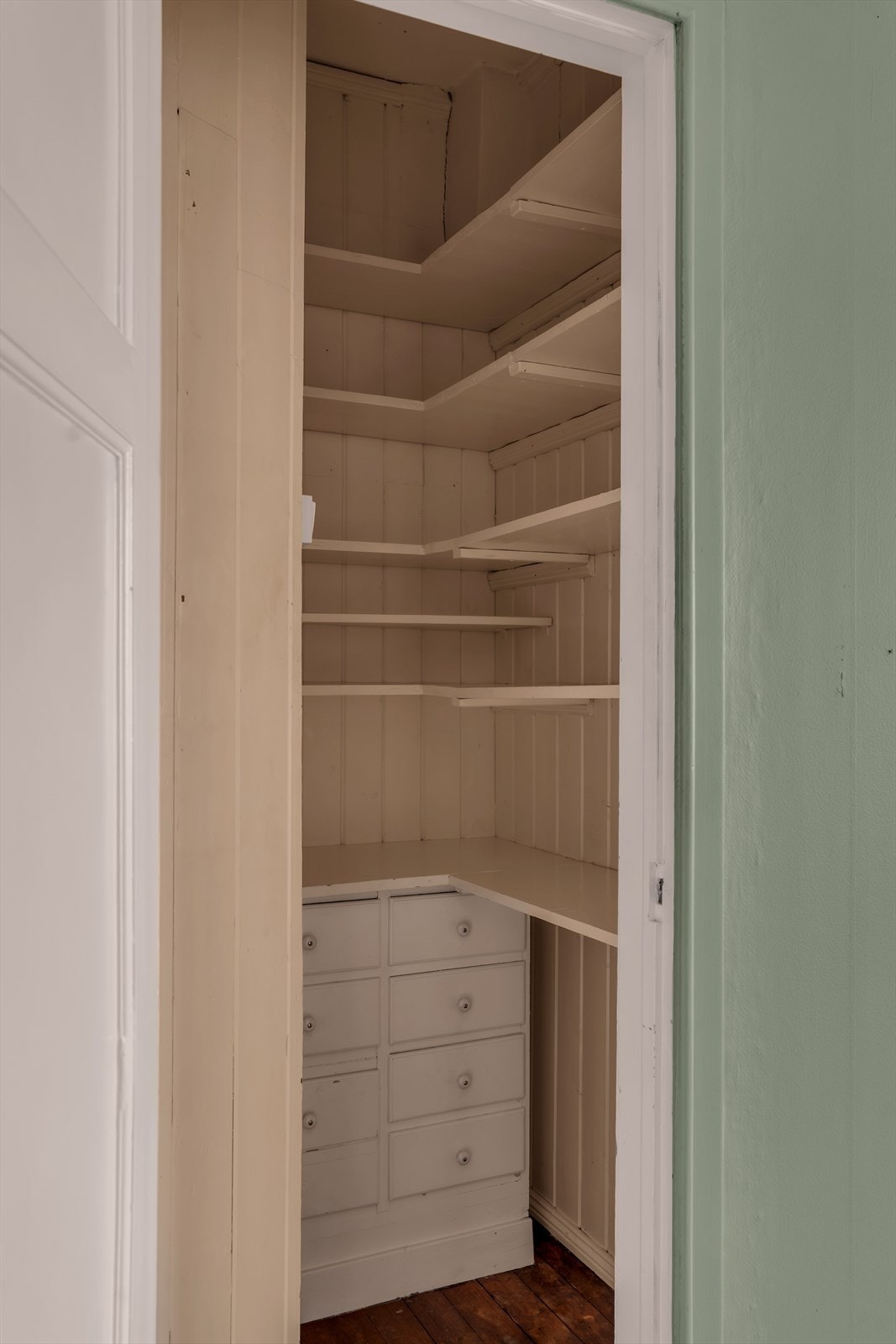 Kleskott i forbindelse med hovedsoverommet. Galleribilde