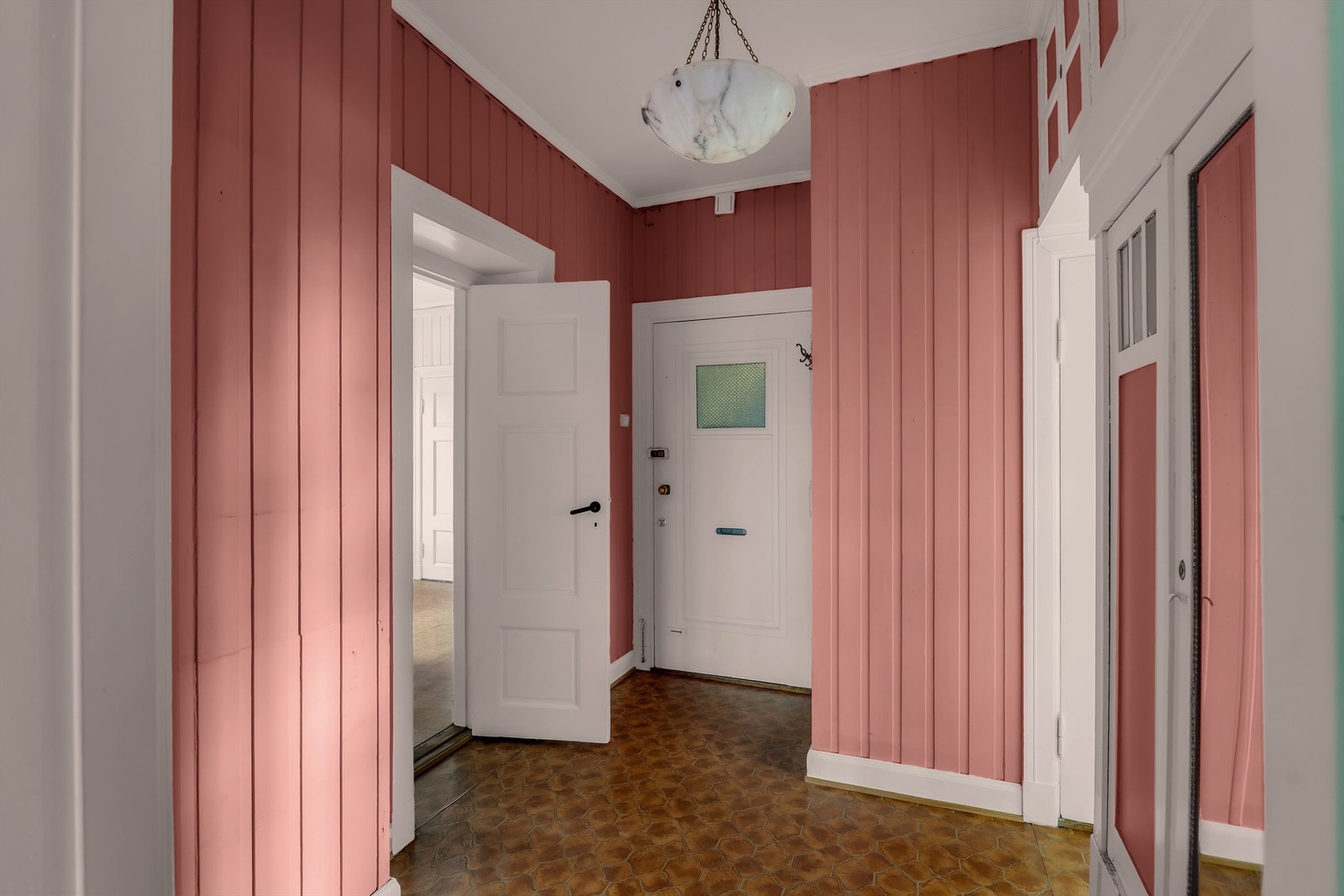 Adkomst via felles trappegang med callinganlegg. Velkommen inn! Galleribilde