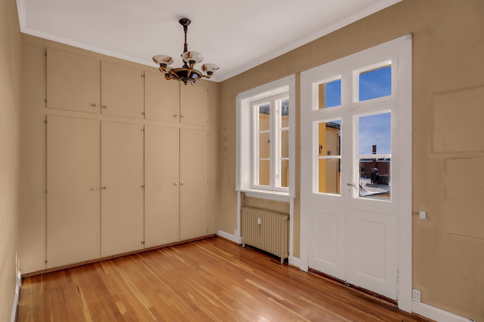 Rikelig med plassbygde garderobeskap også på dette soverommet samt adkomst til kleskott i motsatt ende av rommet. Galleribilde