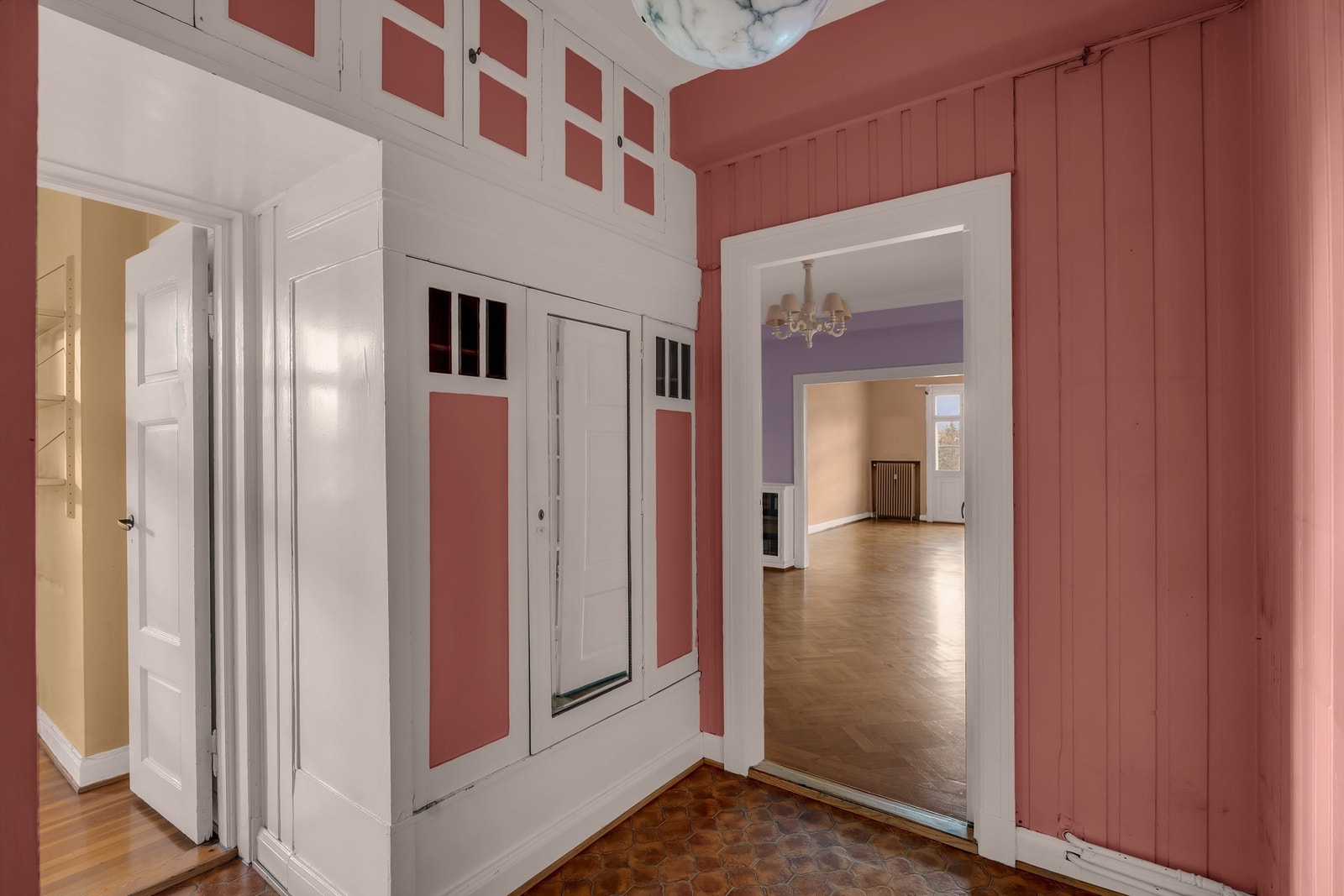 Her er det rom for å sette fra seg yttertøy og sko i praktisk garderobe. Galleribilde