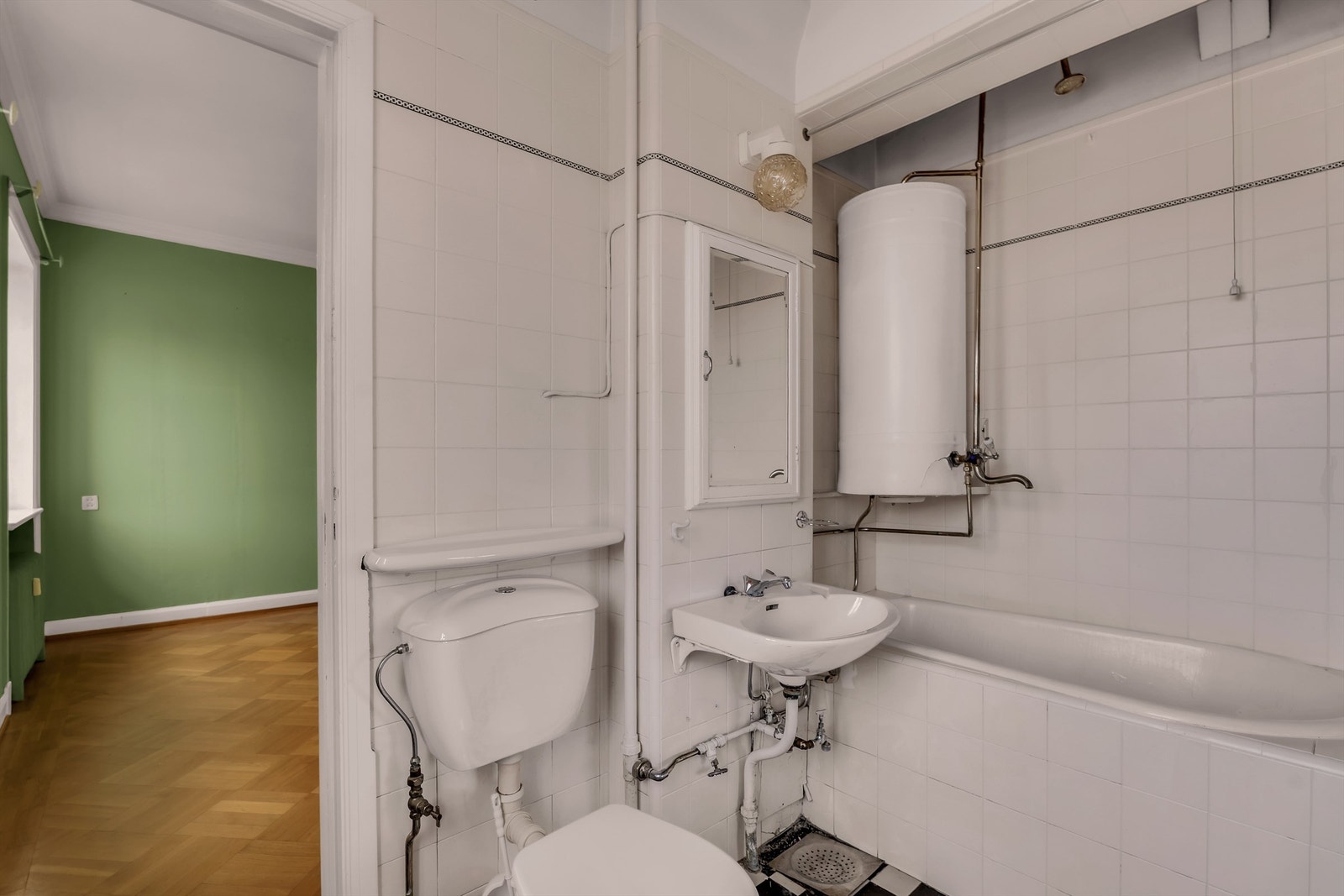 Eldre flislagt bad med toalett, servant og badekar. Badet er gitt TG 3. Galleribilde