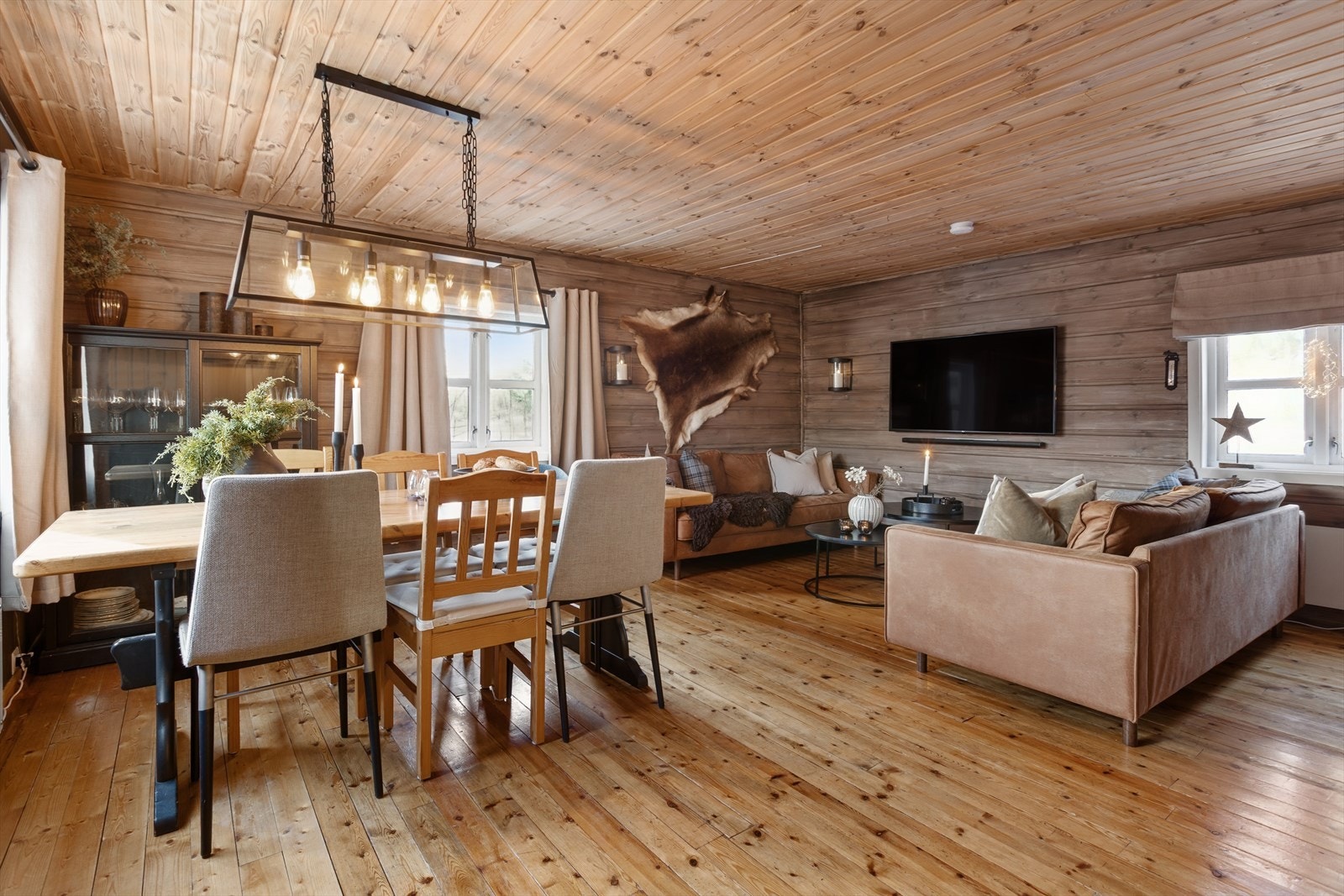 Stue- og kjøkkenområdet har lysinnslipp fra flere retninger, noe som gir en god og luftig romfølelse. Galleribilde