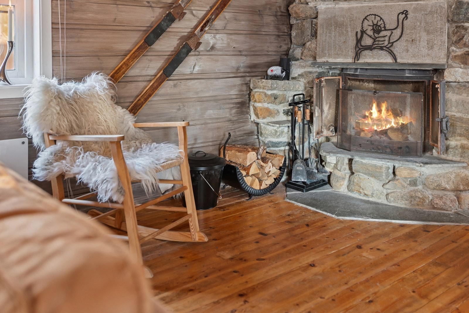 Peisen blir et naturlig midtpunkt i rommet og sørger for både varme og stemning på kalde dager. Galleribilde