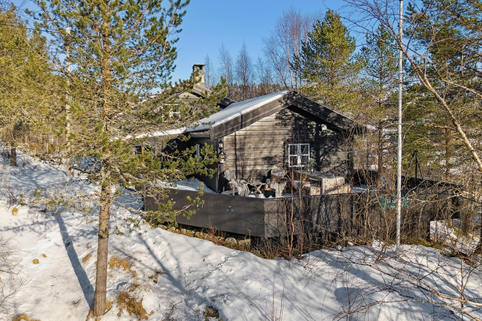 Attraktiv beliggenhet, omgitt av flotte fjellområder, har du kort vei til turterreng, skispor og aktiviteter året rundt. Galleribilde