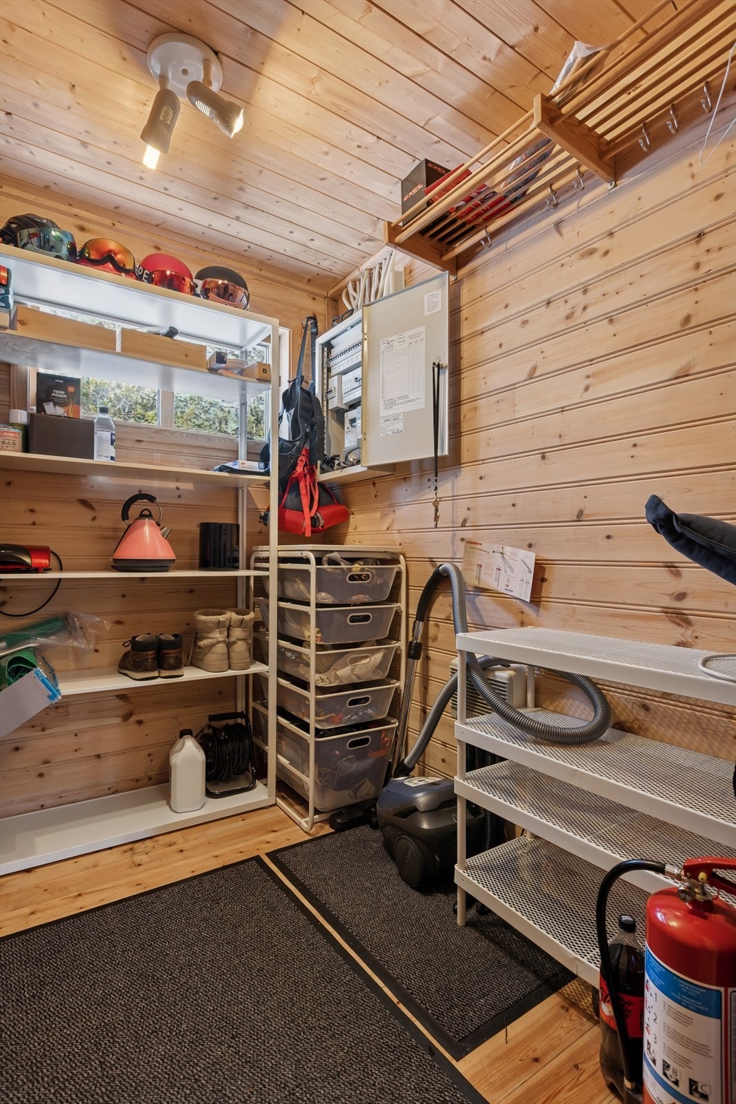 Den praktiske innvendige boden gir god lagringsplass til utstyr, tekstiler og andre nødvendigheter. Rommet gjør det enkelt å holde hytten ryddig og organisert, med oppheng til langrenn og alpint rett innenfor boligens hoveddel. Galleribilde
