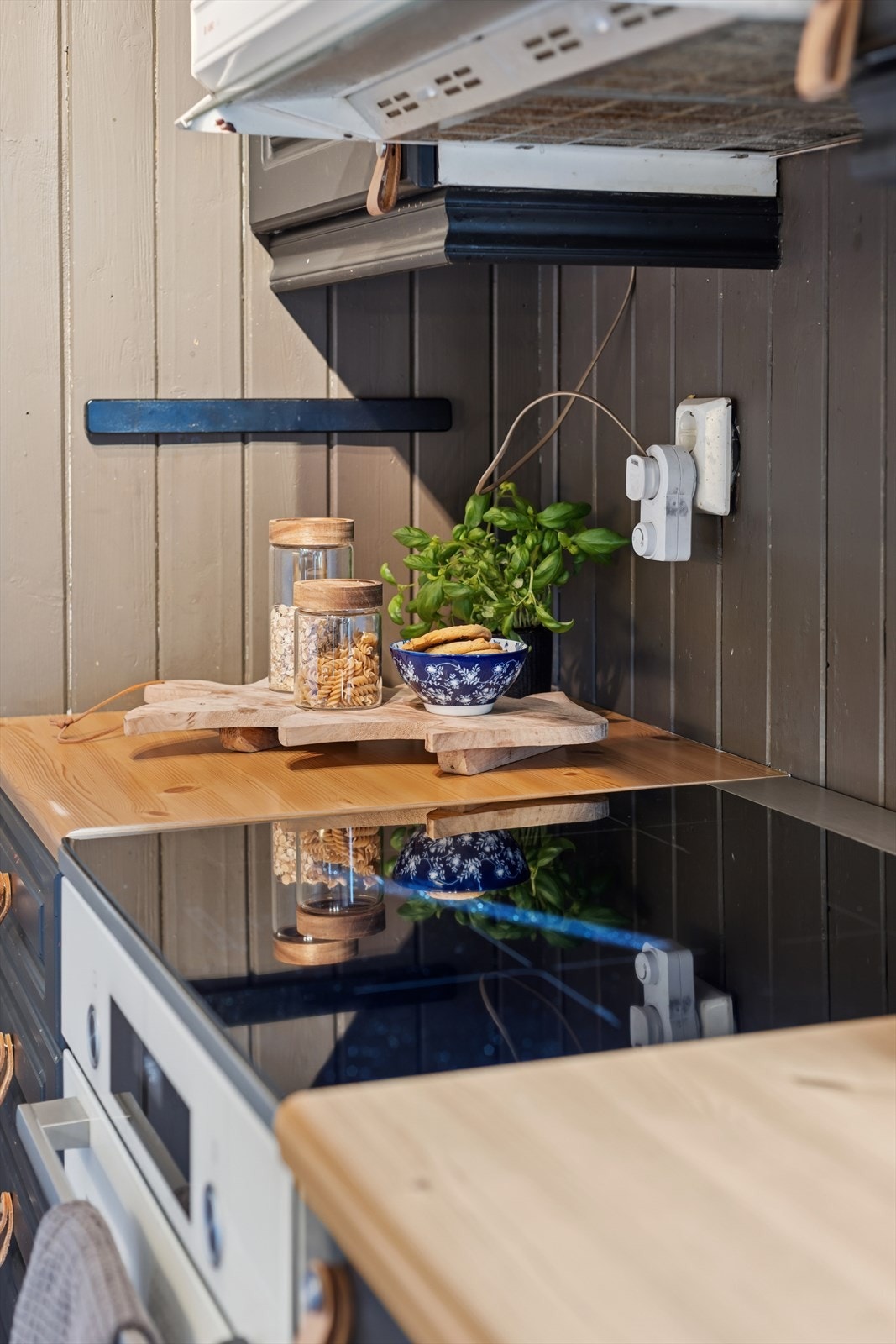 Rommet er utstyrt med avtrekksvifte, samt frittstående komfyr, kjøleskap og oppvaskmaskin - som medfølger i handelen. Galleribilde