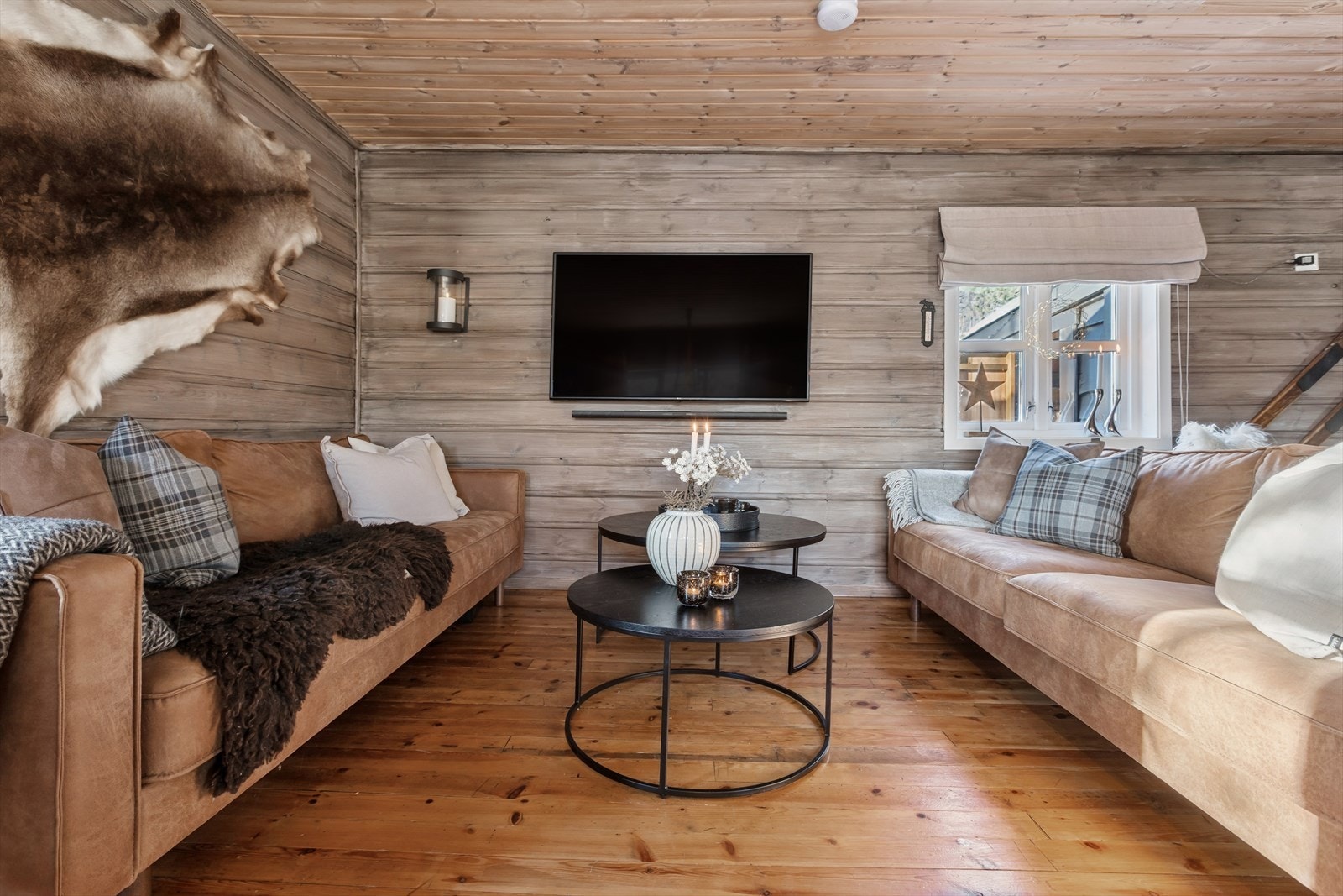 Her ligger alt til rette for ekte hyttekos - varme fra peisen, gode samtaler og lange, hyggelige kvelder og avslapning etter aktive dager ute. Galleribilde