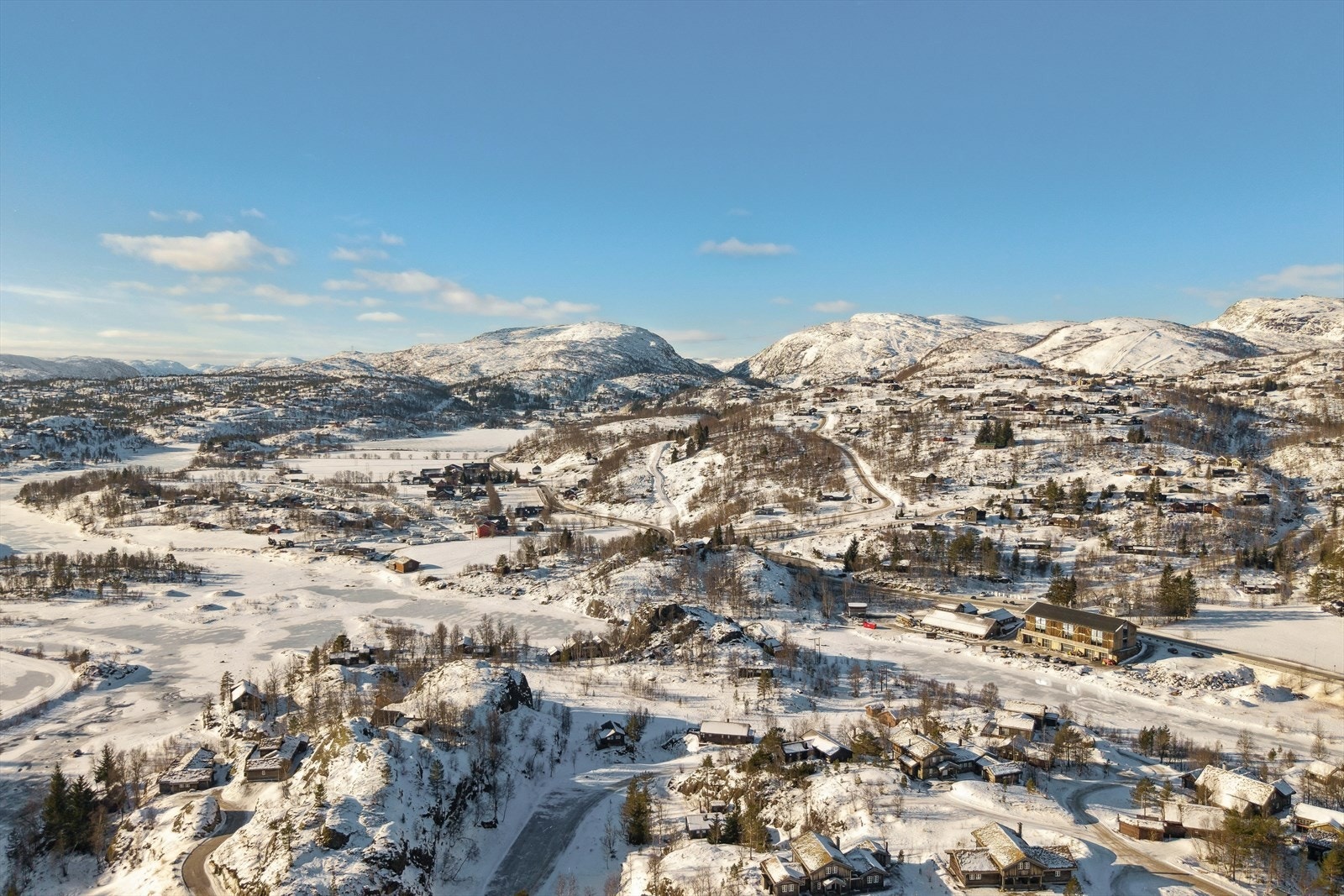Hytten ligger i vakre omgivelser i Sirdal kommune, med umiddelbar nærhet til både turterreng, alpinanlegg og milevis med oppkjørte langrennsløyper. Galleribilde