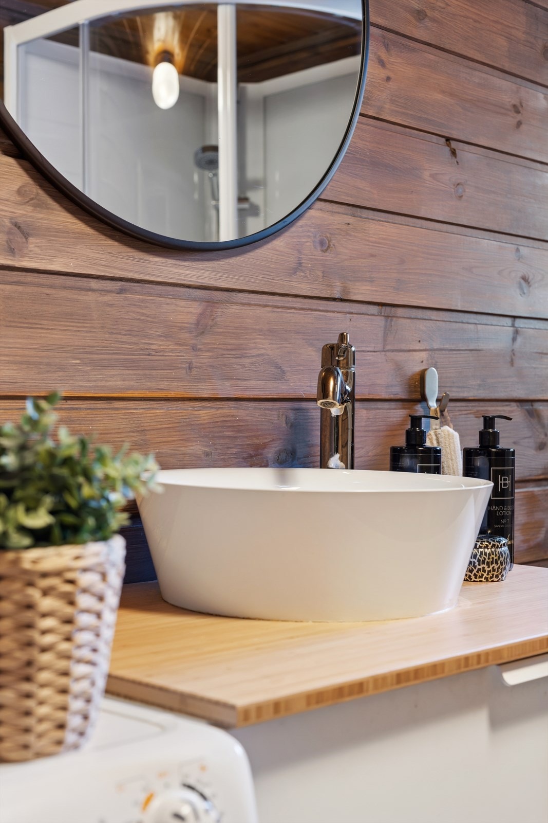 Stilren servant med moderne innredning kombinert med et pent speil som gir rommet et rent og harmonisk uttrykk. Galleribilde