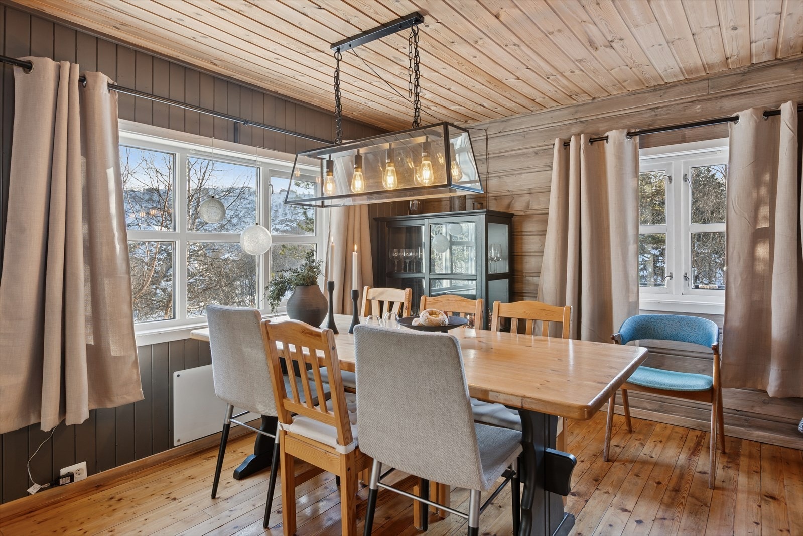 De store vinduene slipper inn rikelig med naturlig lys og gir flott utsyn mot naturen utenfor, noe som skaper en lys og harmonisk atmosfære. Galleribilde