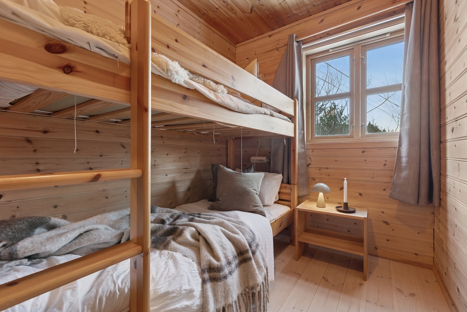 Det andre soverommet har god plass til etasjeseng, noe som gjør det perfekt for gjester og ekstra overnattingsplasser. Galleribilde