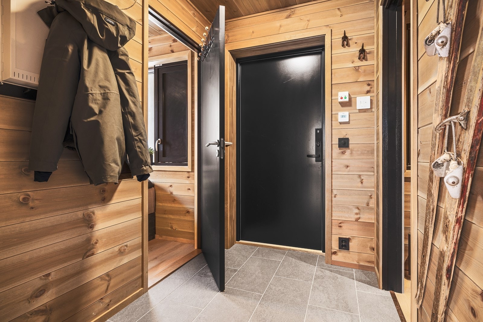 Innbydende entré med flislagt gulv Galleribilde