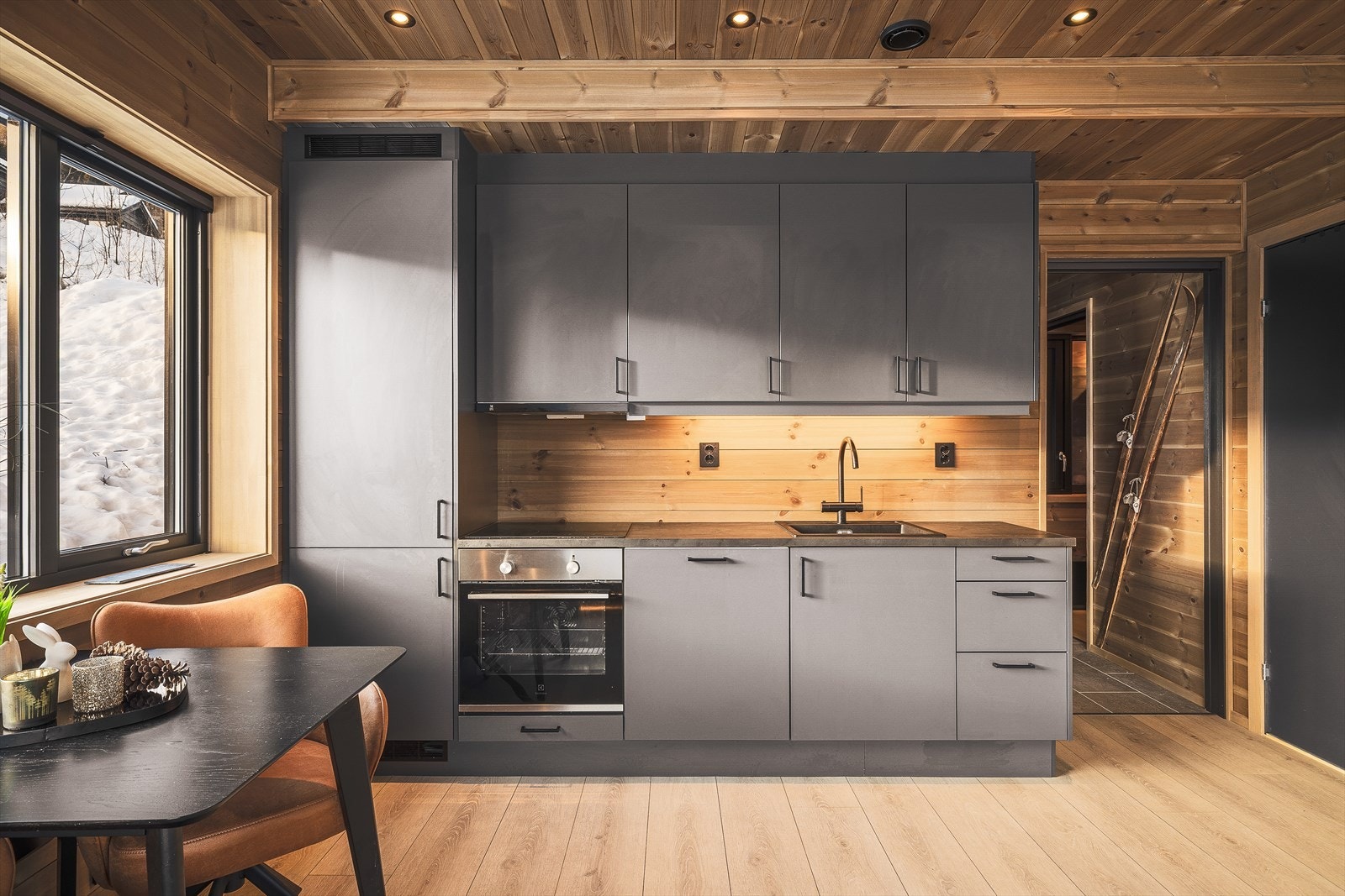 Leilighetens sosiale sentrum er den åpne stue- og kjøkkenløsningen Galleribilde