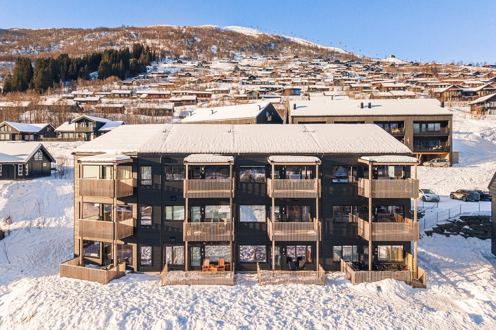 Leiligheten ligger i byggets 1. etasje Galleribilde