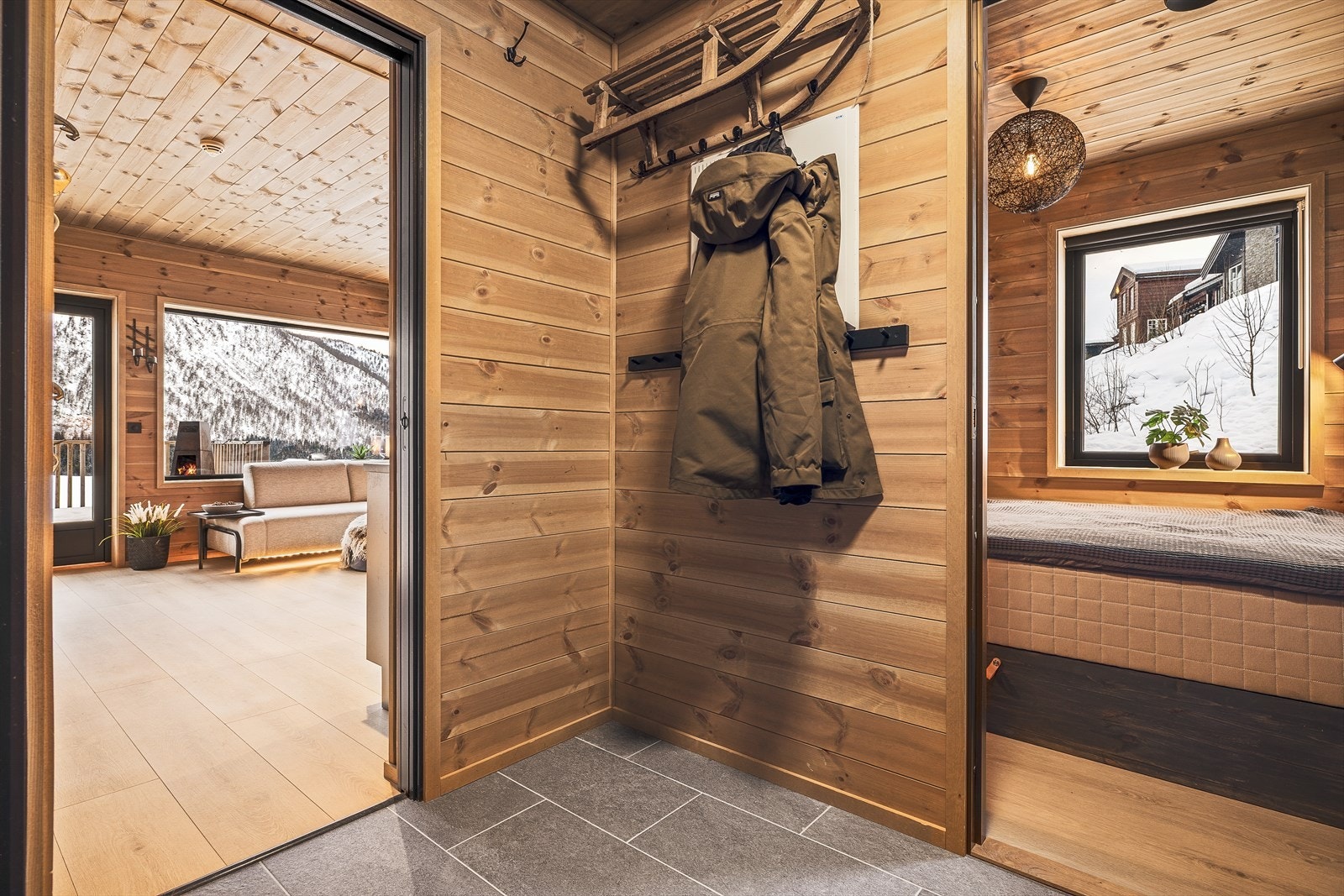 God plass til oppheng av yttertøy og sko. Vannbåren gulvvarme sørger for komfort Galleribilde