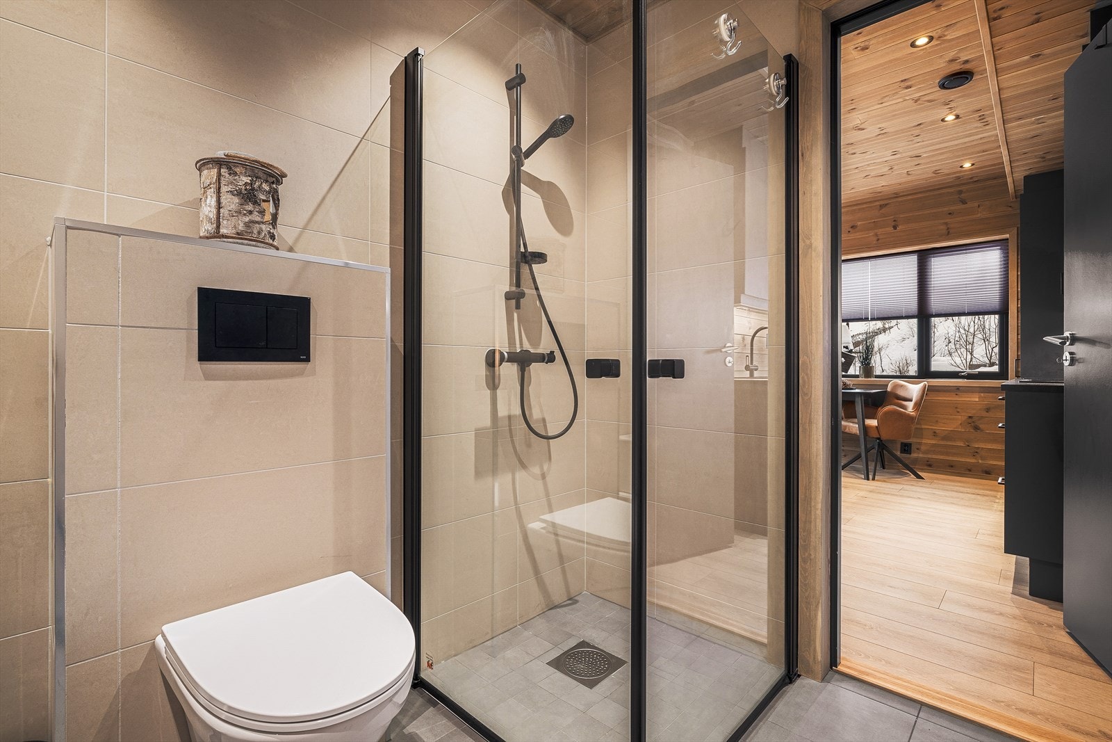 Her finner du innredning med slette fronter, vegghengt toalett, dusjhjørne og opplegg for vaskemaskin Galleribilde