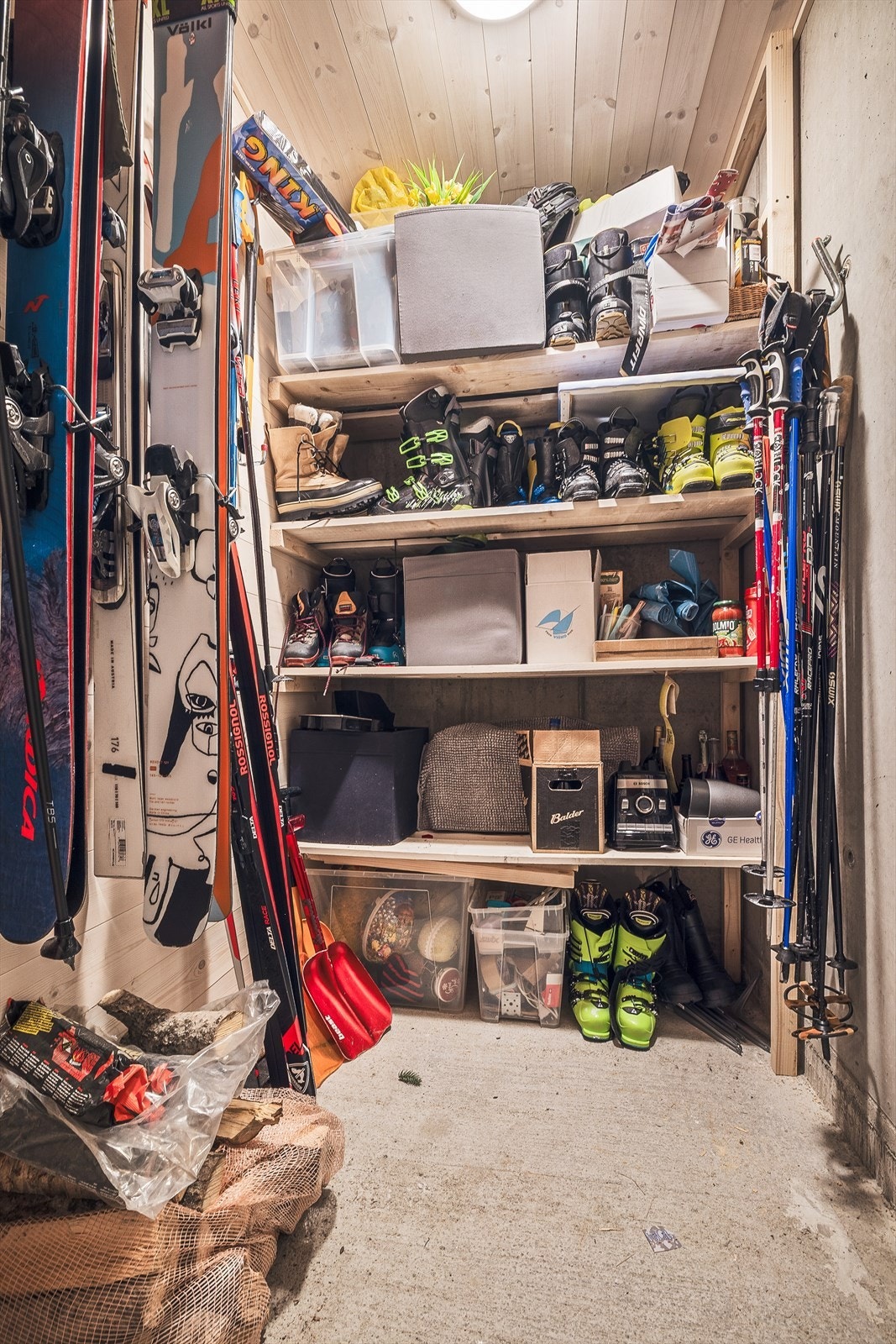 Med egen ekstern bod på 2,3 kvm rett ved inngangsdøren har du også god plass til ski, sykler og turutstyr Galleribilde