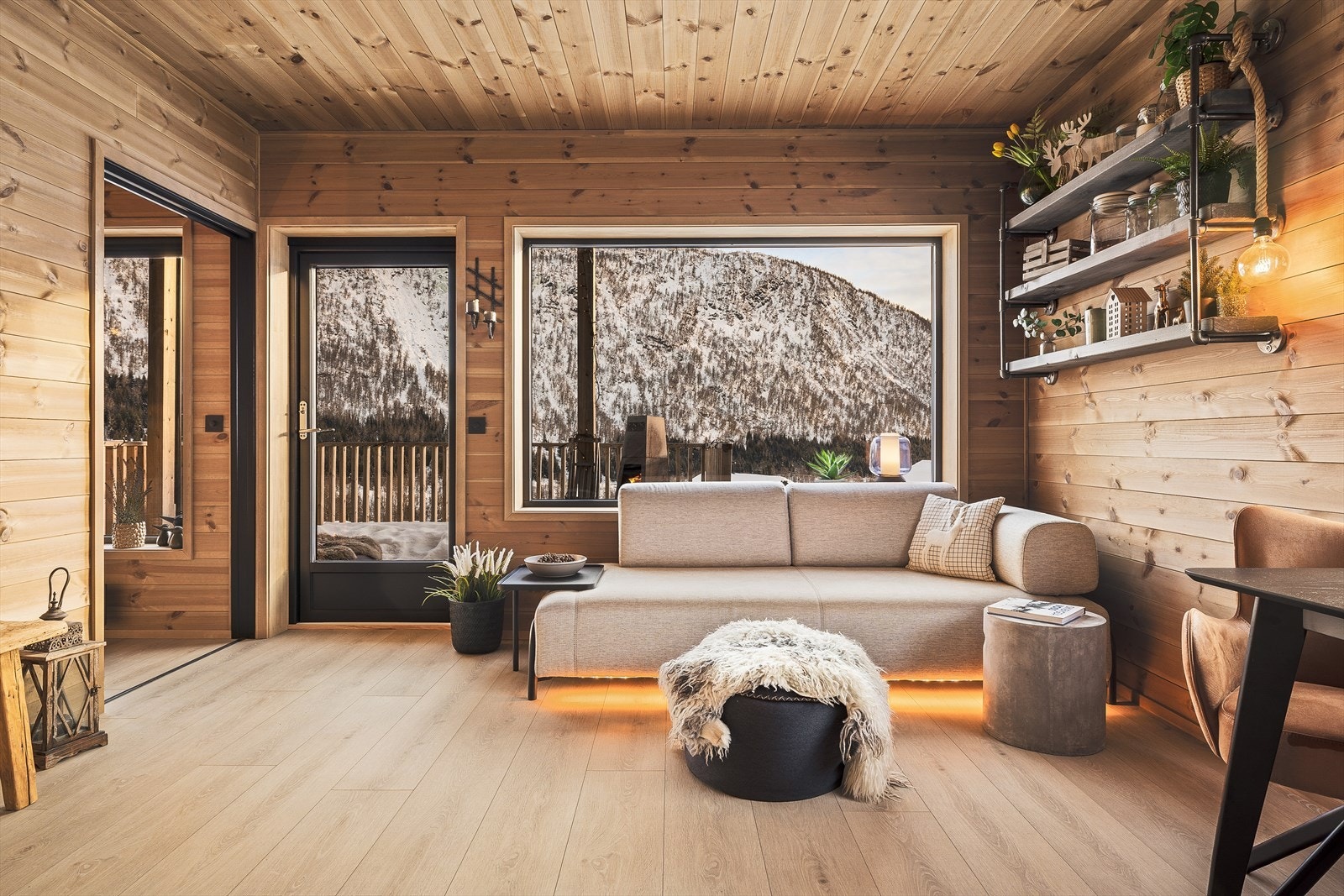 Stue/kjøkken er stilrent utført med laminatgulv, trepanel på vegger og i tak Galleribilde