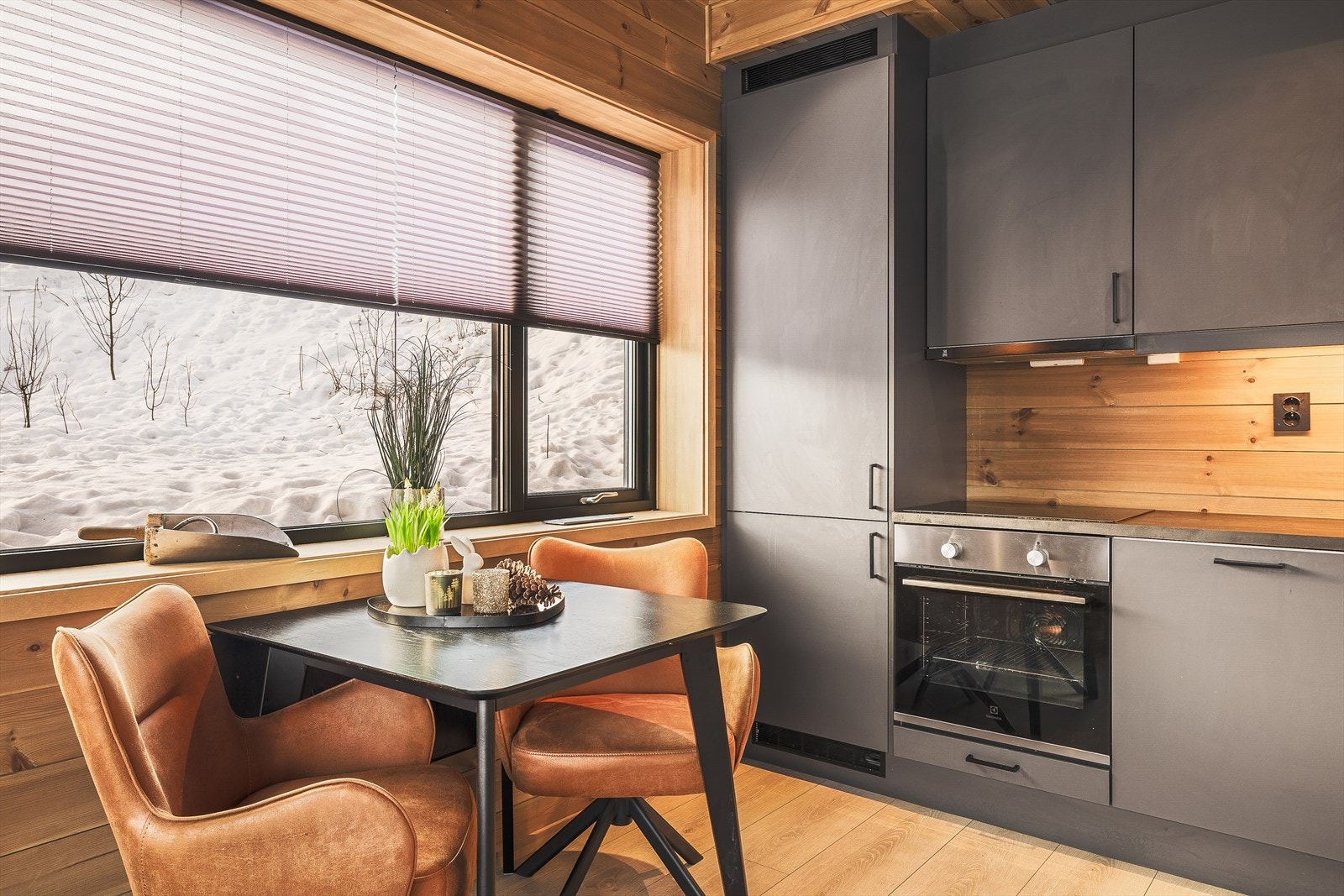 Integrerte hvitevarer inkluderer platetopp, stekeovn, oppvaskmaskin og kjøl/fryseskap Galleribilde