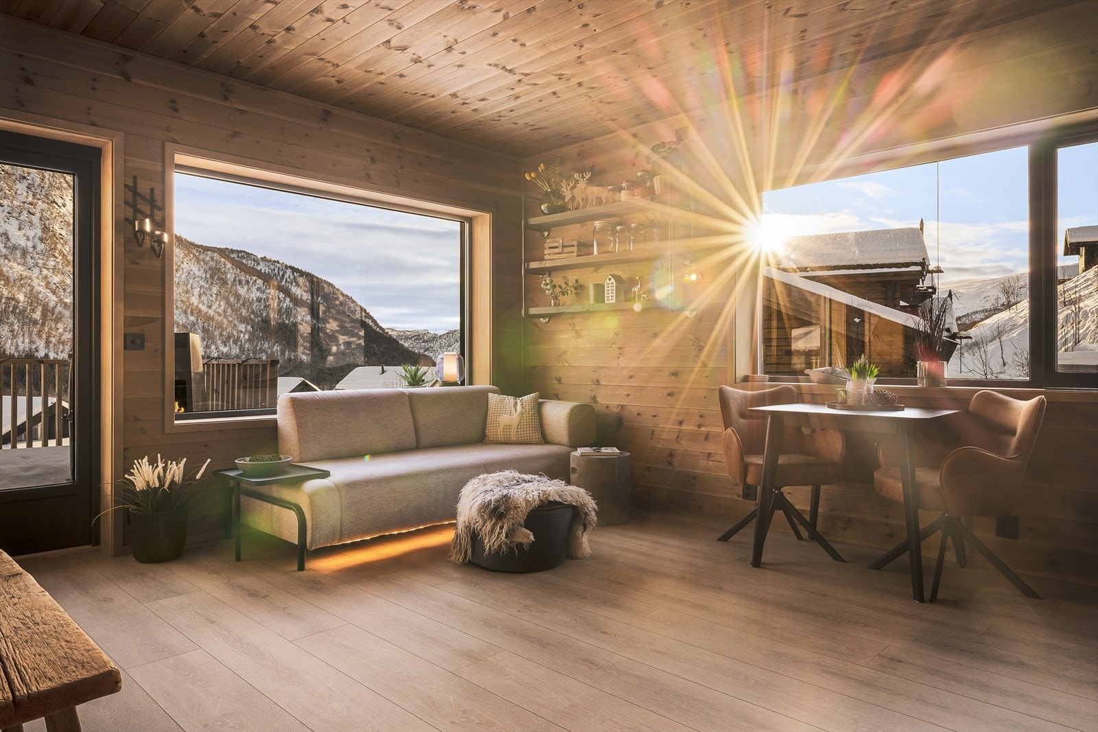 Store vindusflater som slipper inn godt med dagslys Galleribilde