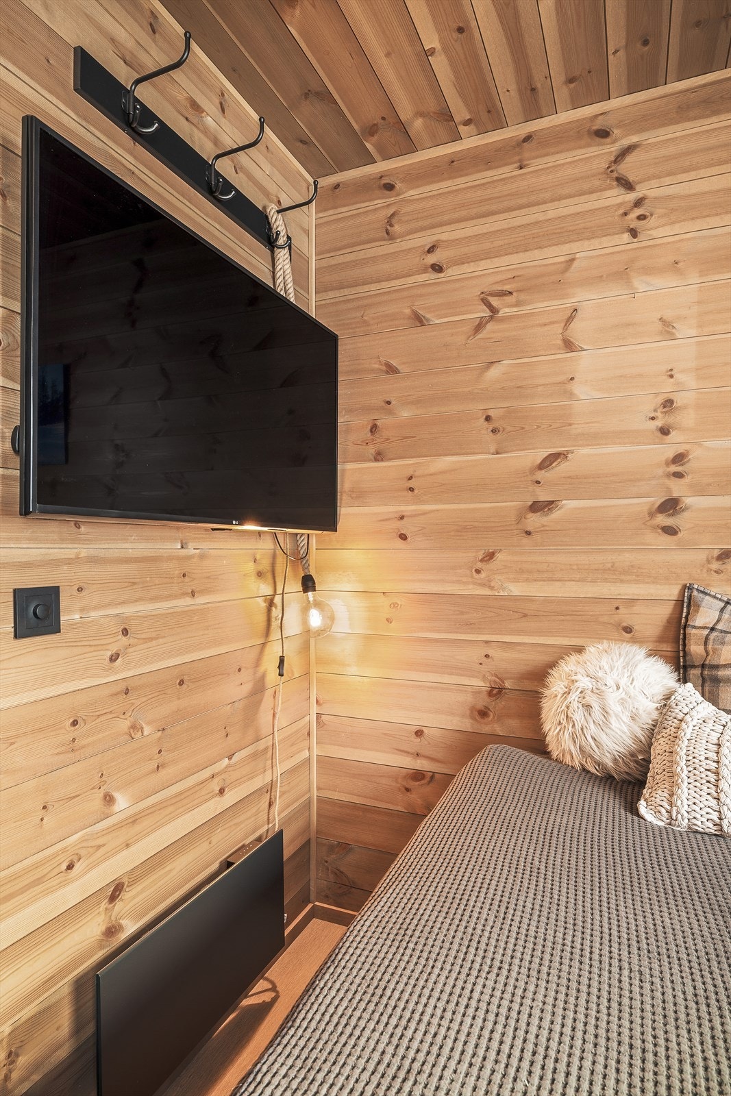 Laminat på gulv, trepanel på vegger og i tak gir et varmt og moderne preg Galleribilde