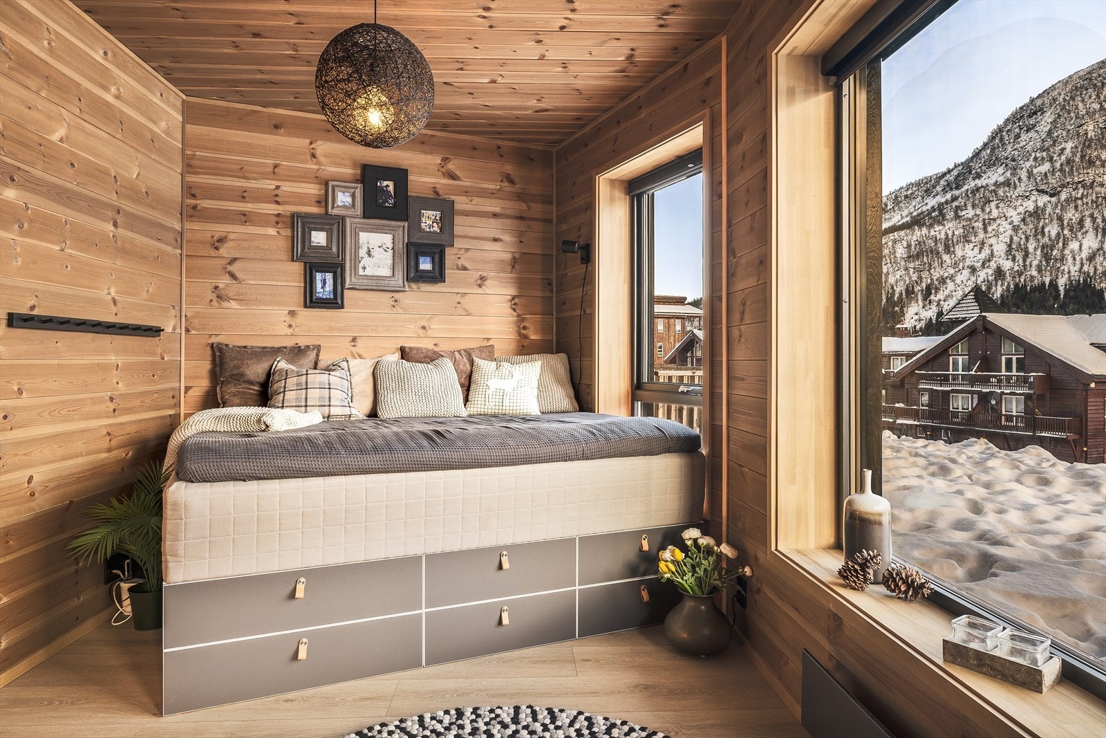 Hovedsoverommet er på 9,8 kvm, og har god plass til dobbeltseng og oppbevaringsløsninger Galleribilde