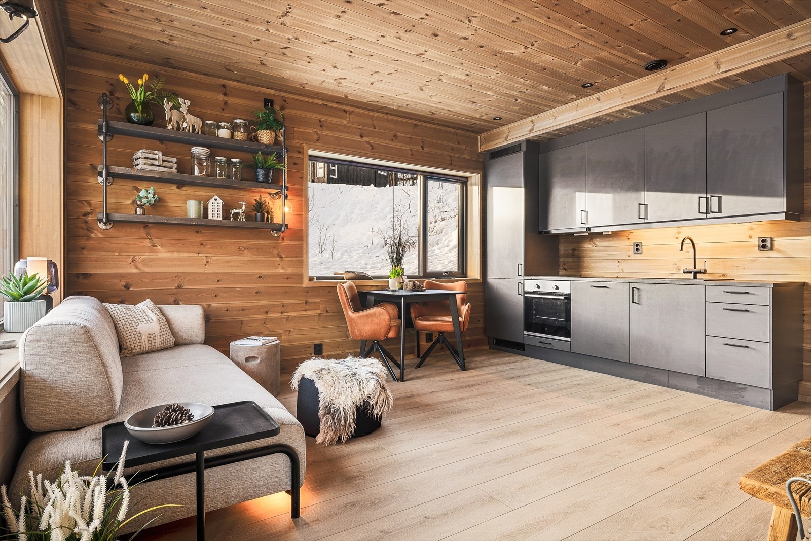 Kjøkkenet er moderne og funksjonelt, med slette fronter og praktisk skap- og benkeplass Galleribilde