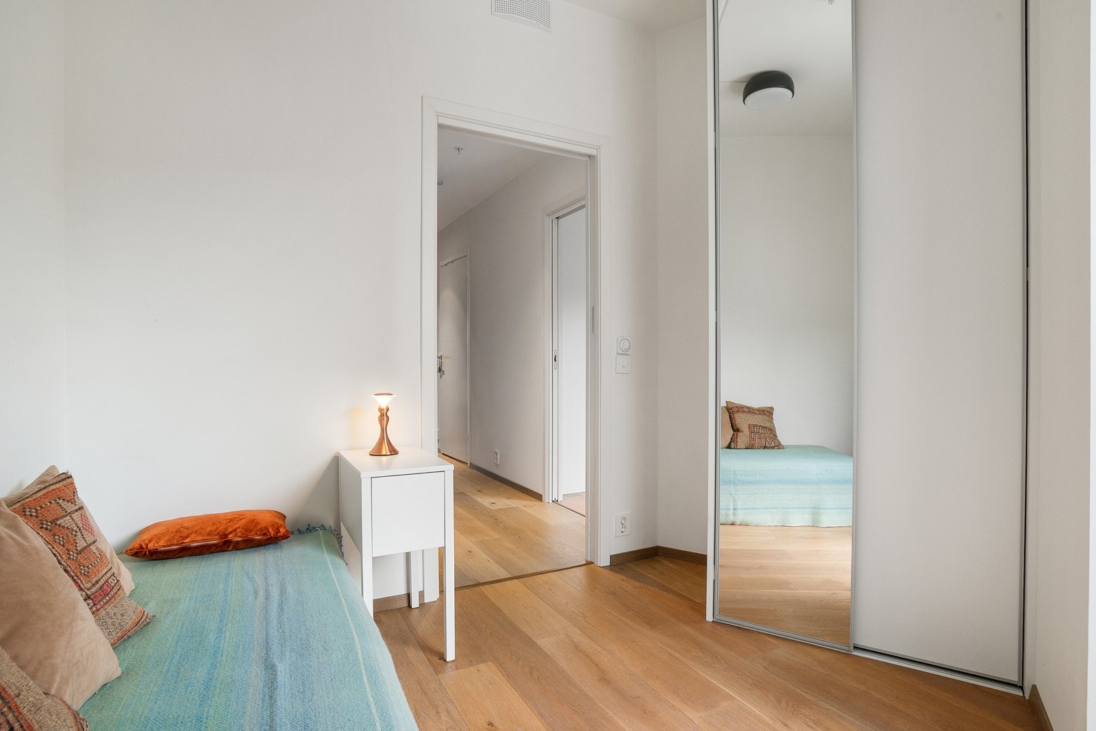 Leilighetens andre soverom egner seg godt som barnerom, gjesterom og/eller hjemmekontor Galleribilde