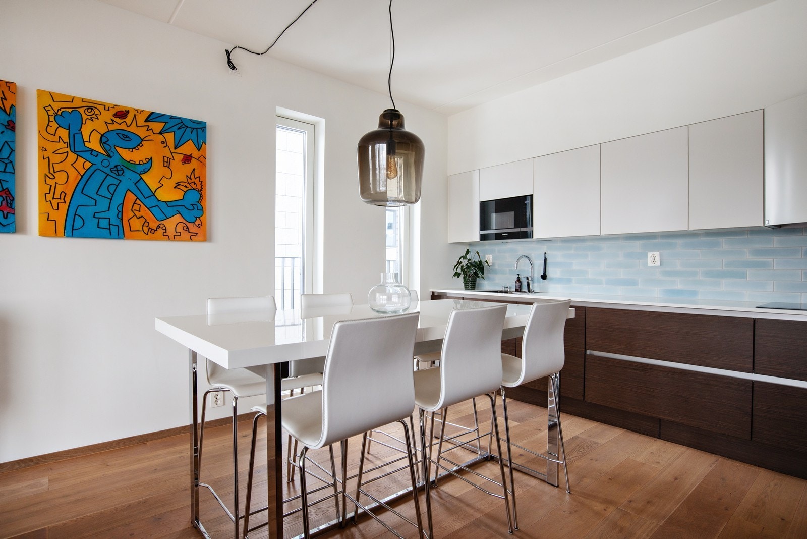 Kjøkkenet innbyr til hyggelige måltider med rom for gjester Galleribilde