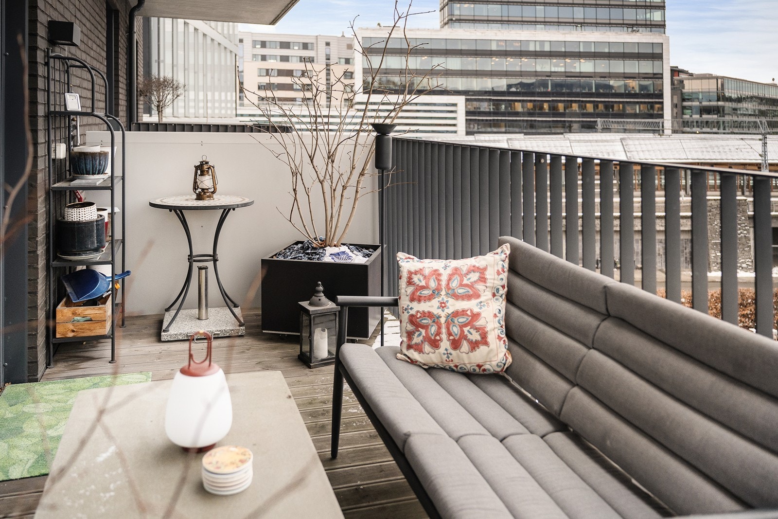 Stor solrik balkong med plass til sittegruppe og grill Galleribilde