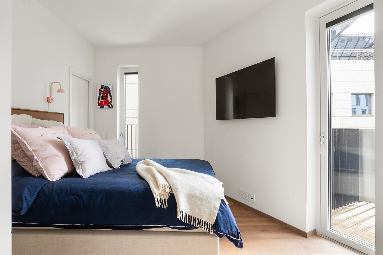 Romslig hovedsoverom med god plass til dobbeltseng og direkte utgang til balkong Galleribilde