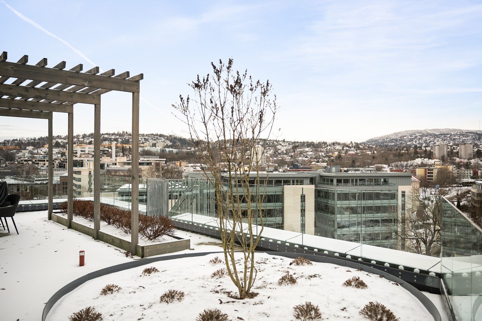 Felles takterrasse med utsikt over byen og mot Holmenkollen Galleribilde