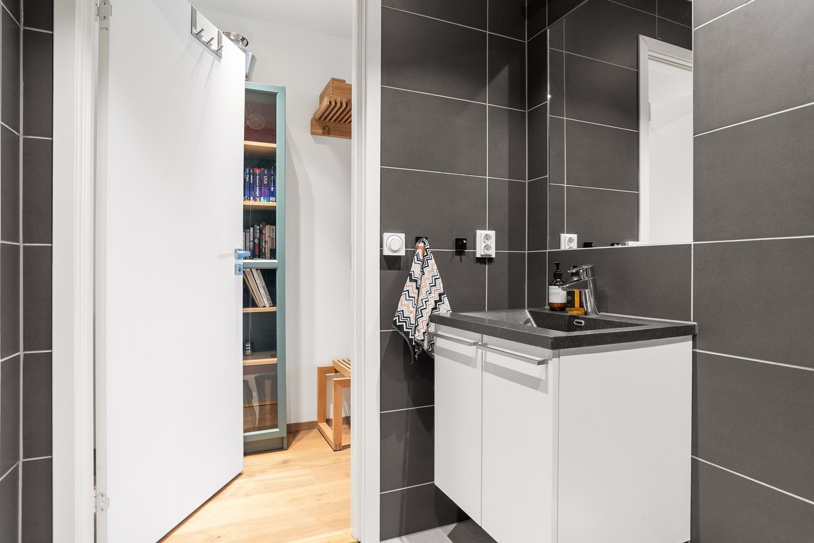 Badet er utstyrt med dusjnisje, mekanisk avtrekk, servantskap, veggmontert wc og opplegg for vask og tørk Galleribilde