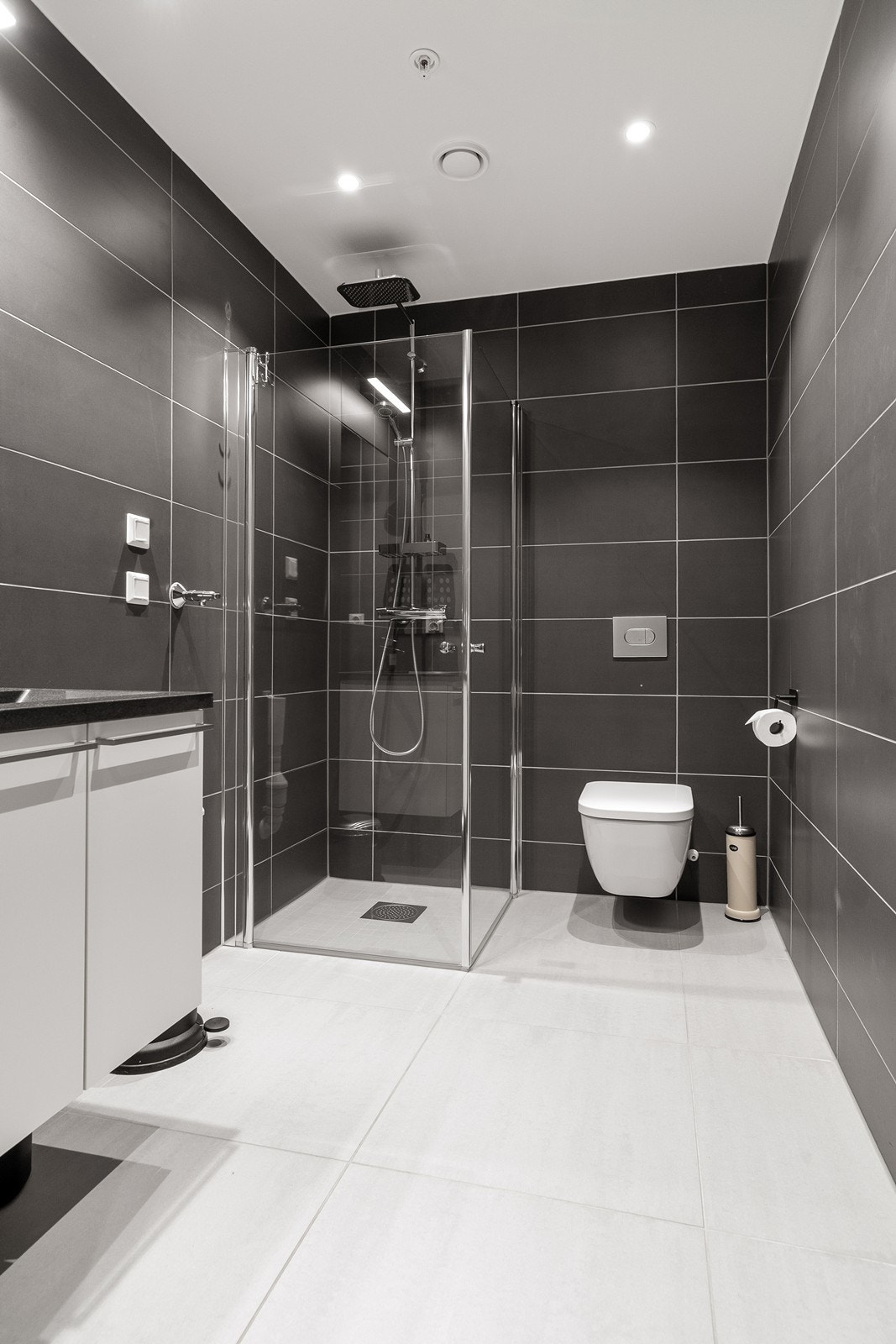 Bad nr. 2 og vaskerom med inngang fra gang Galleribilde