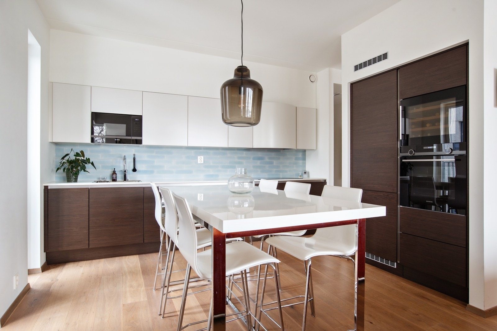 Romslig HTH-kjøkken med integrerte hvitevarer og mye skapplass Galleribilde