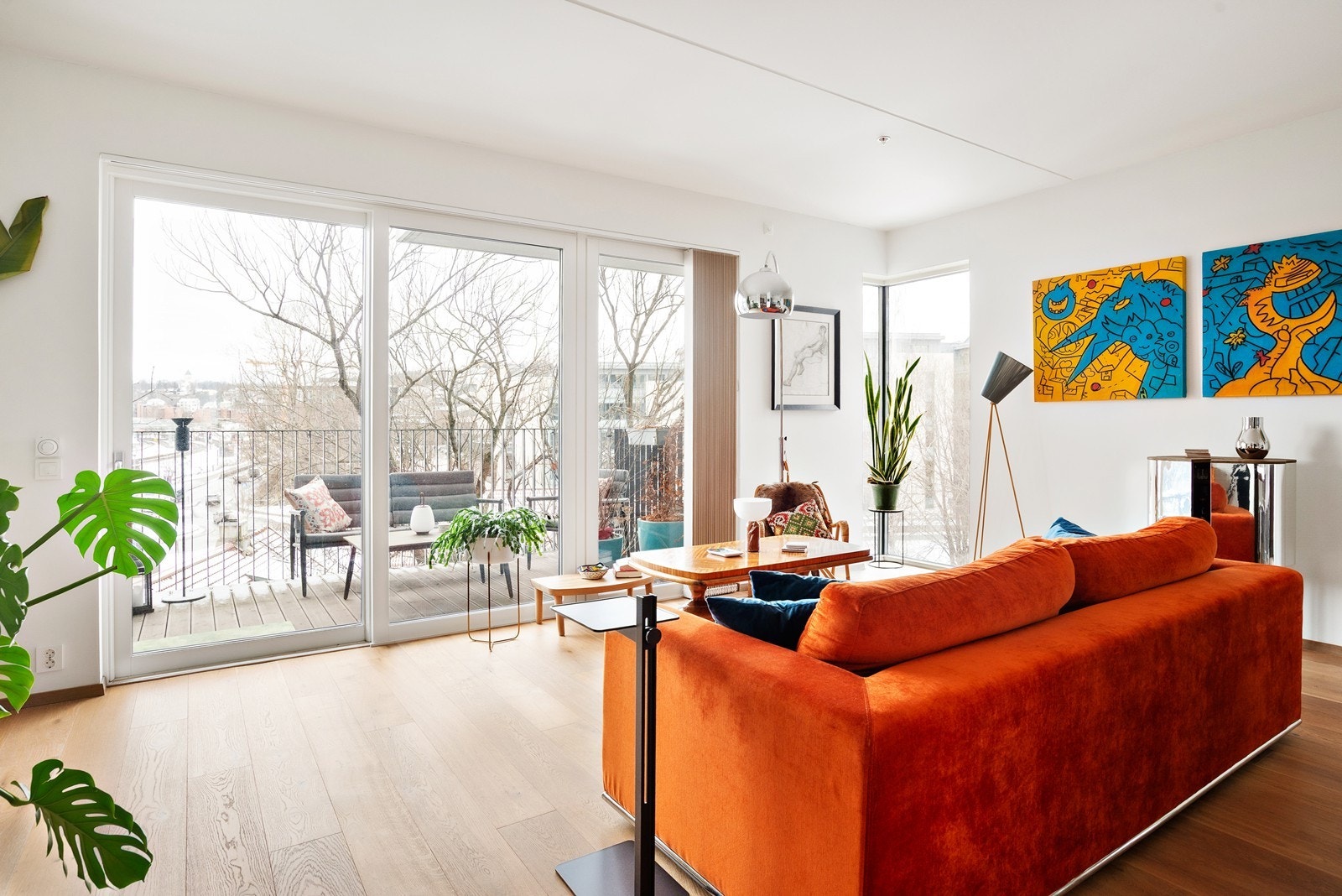 Leiligheten er gjennomgående med store vindusflater som skaper en lys- og luftig atmosfære Galleribilde