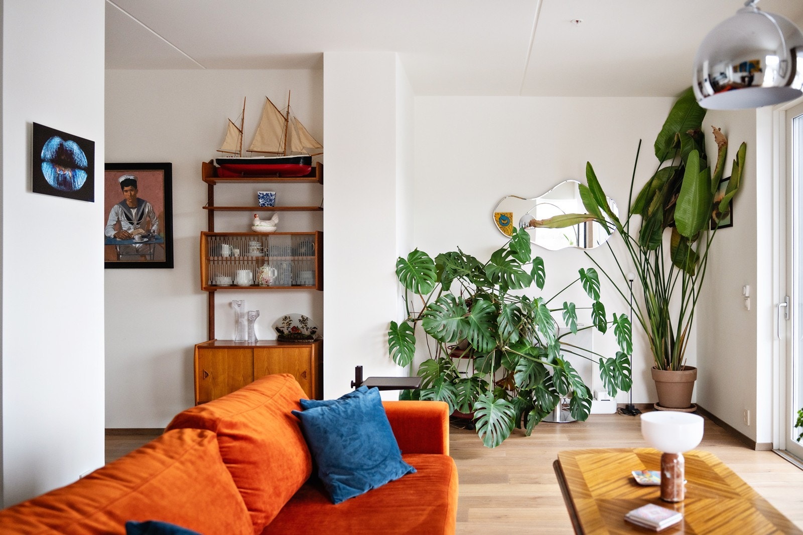 Åpen stue- og kjøkkenløsning med naturlige soner som gjør leiligheten lett å møblere Galleribilde