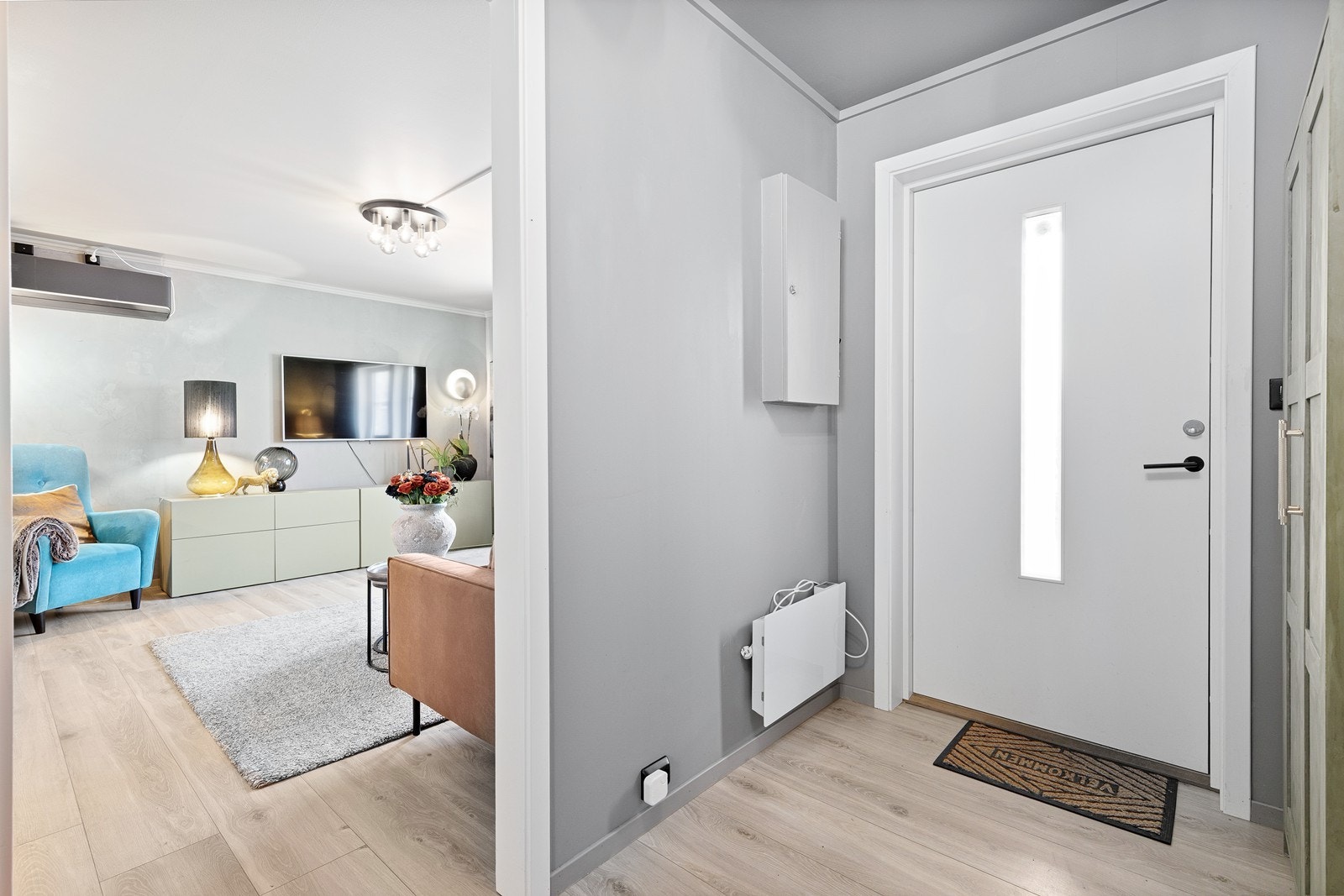 Det er inngang fra gangen inn til stue, soverom og bad. Galleribilde