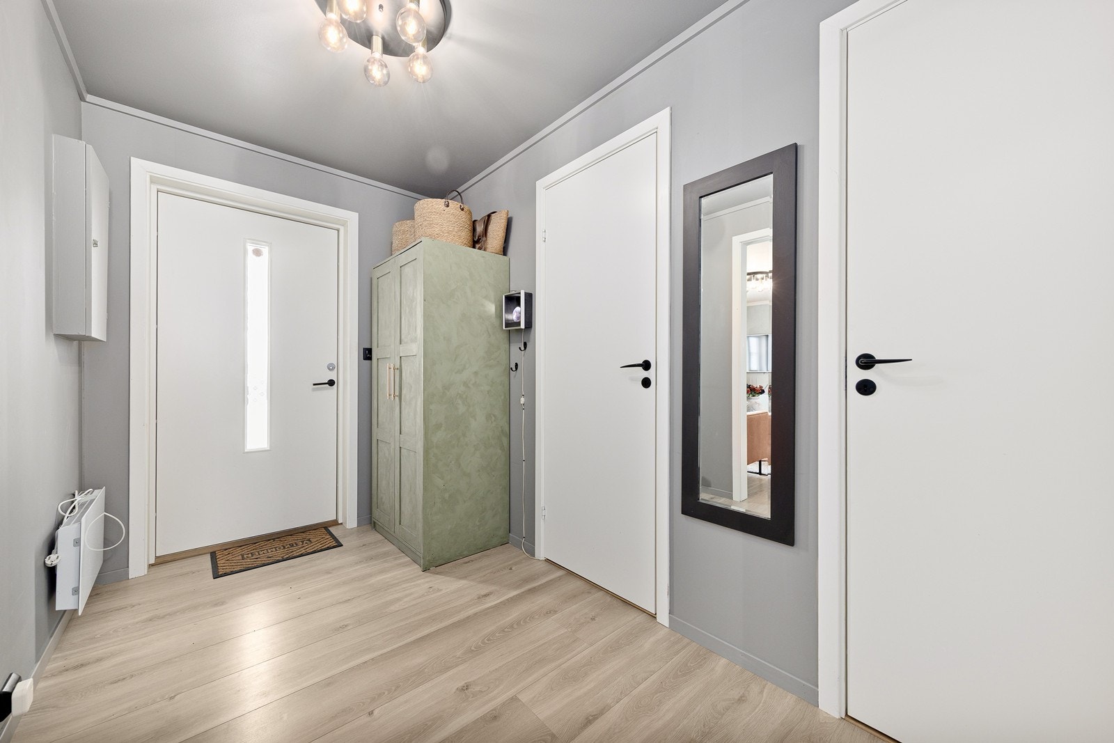 I gangen er det plass til å henge fra seg yttertøy. Galleribilde