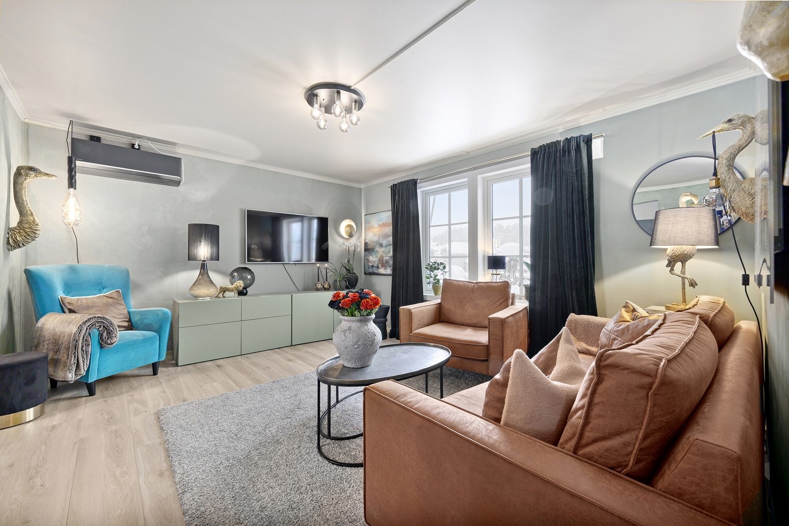 I stuen er det montert en varmepumpe, det er plass til sofa, bord og tv for sin naturlige plass på veggen. Galleribilde