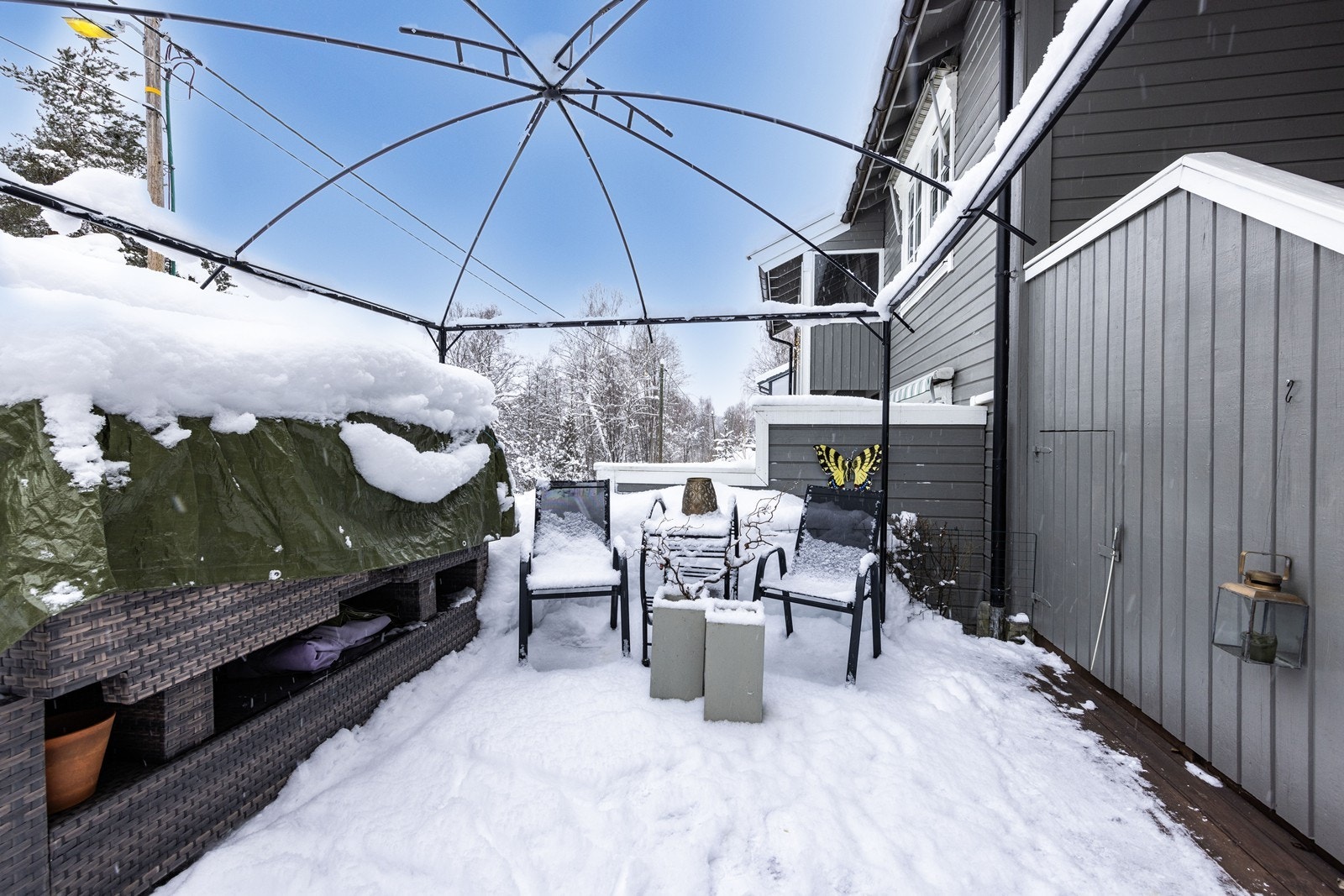 Det er en terrasse med plass til ute møbler. Galleribilde
