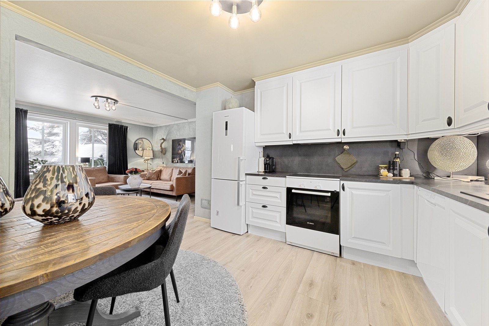 Det er åpent mellom stue og kjøkken. Det er komfyr med keramisk koketopp og opplegg for oppvaskmaskin. Benkeplate, kitchenboard og oppvaskkum med blandebatteri skiftet i 2025. Godt med skaper over og under benken. Galleribilde