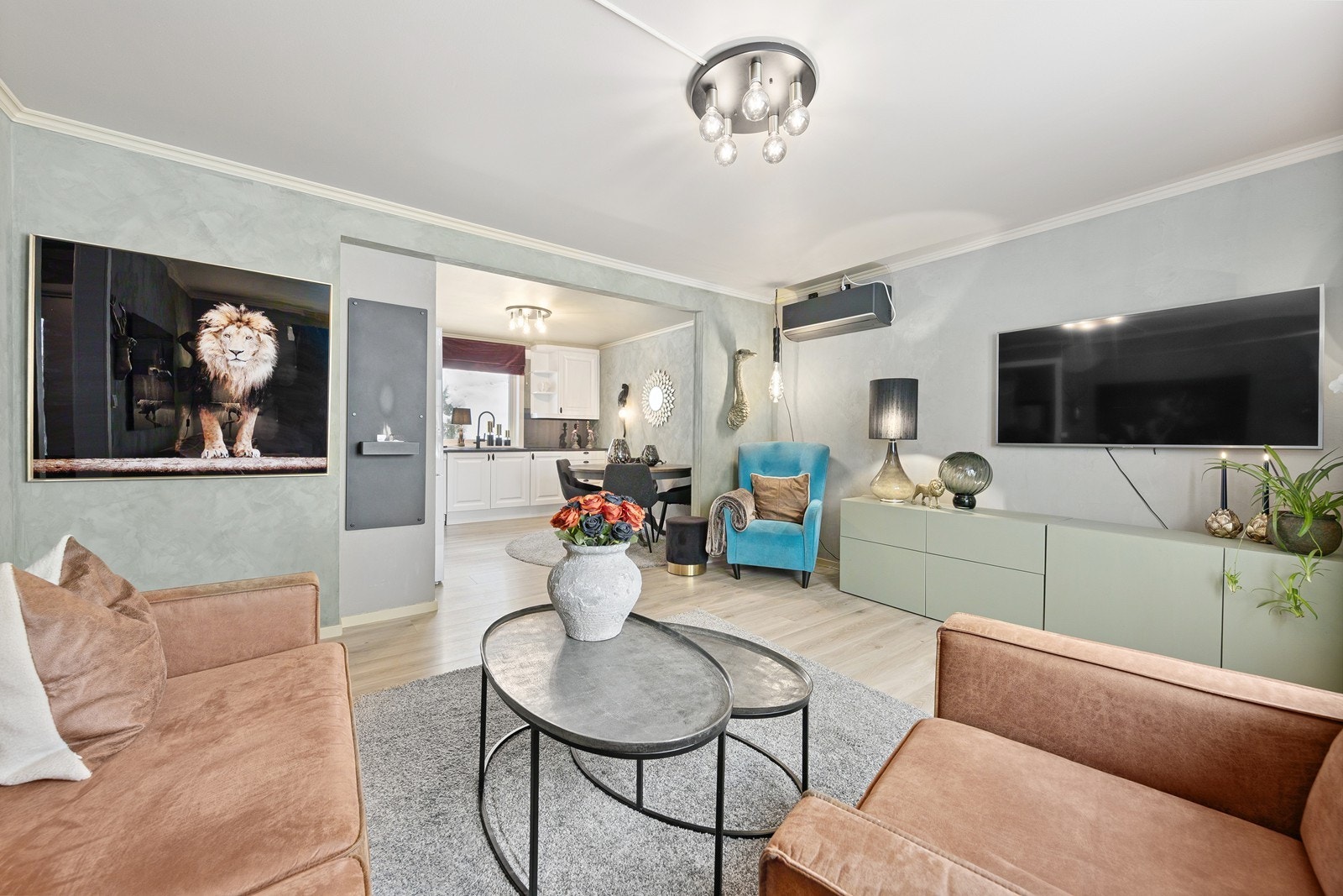 Modernisert eierleilighet med moderne farger på gulv og vegger. Galleribilde