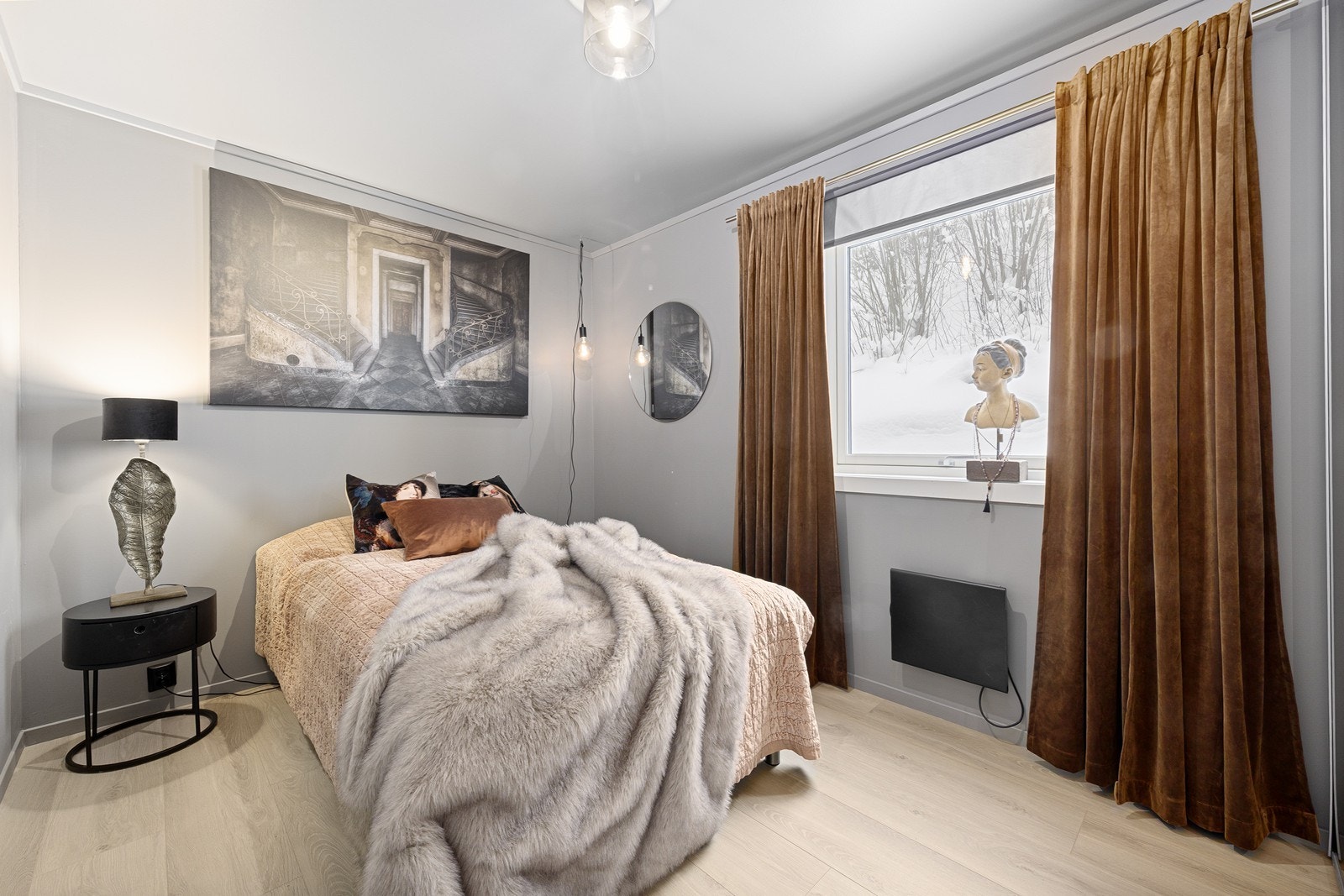 Her er det plass til seng og nattbord. Galleribilde