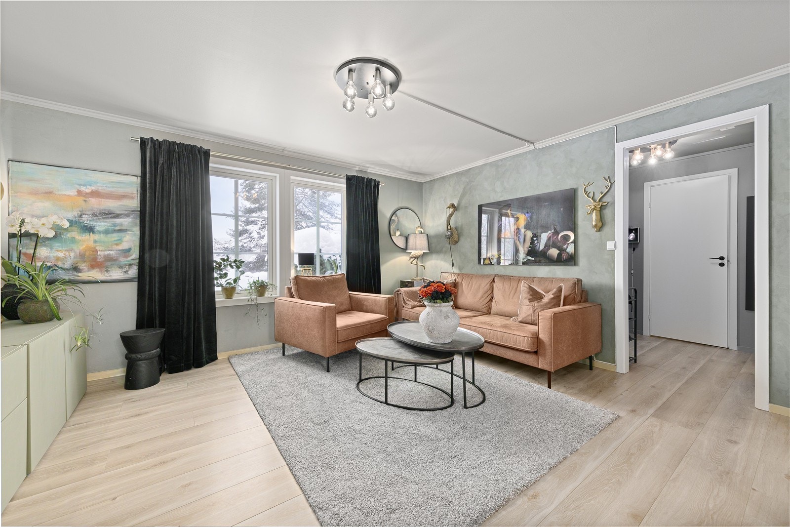 Tiltalende stue med vinduer som slipper inn mye naturlig lys. Galleribilde