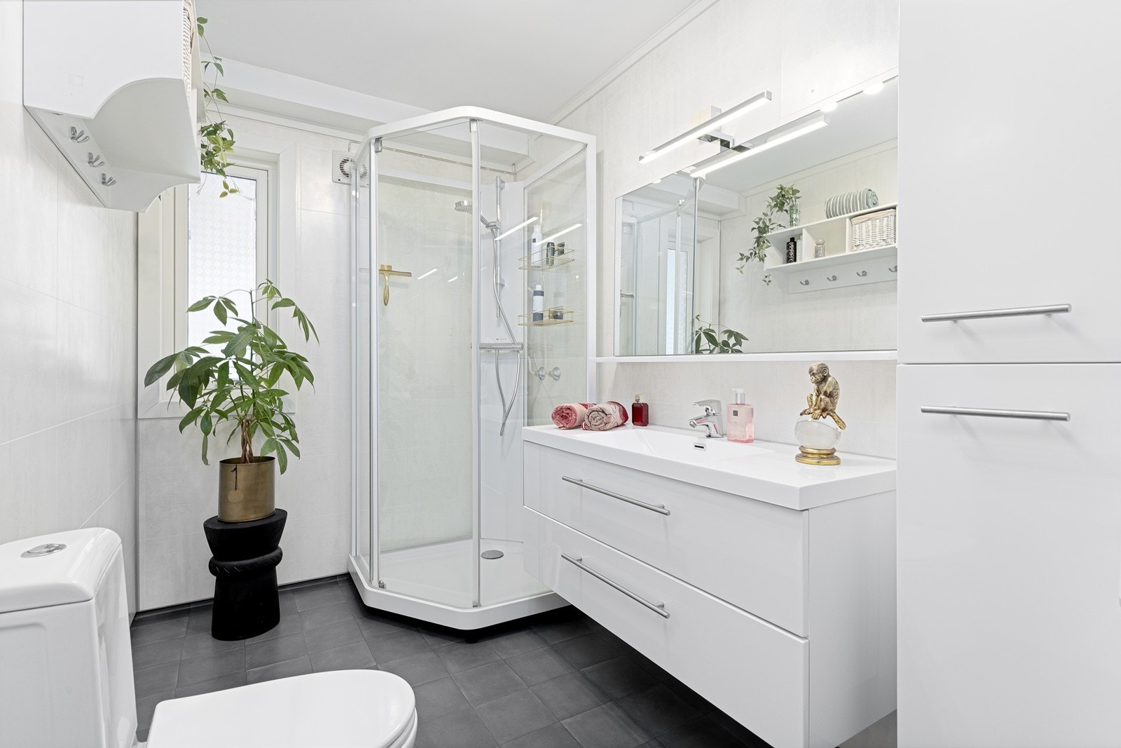 Badet er godt utstyrt med dusjkabinett (fra 2024) , nedfelt servant med skuffeseksjon til oppbevaring, speil med lys , håndkleskap, toalett og opplegg til vaskemaskin. Galleribilde